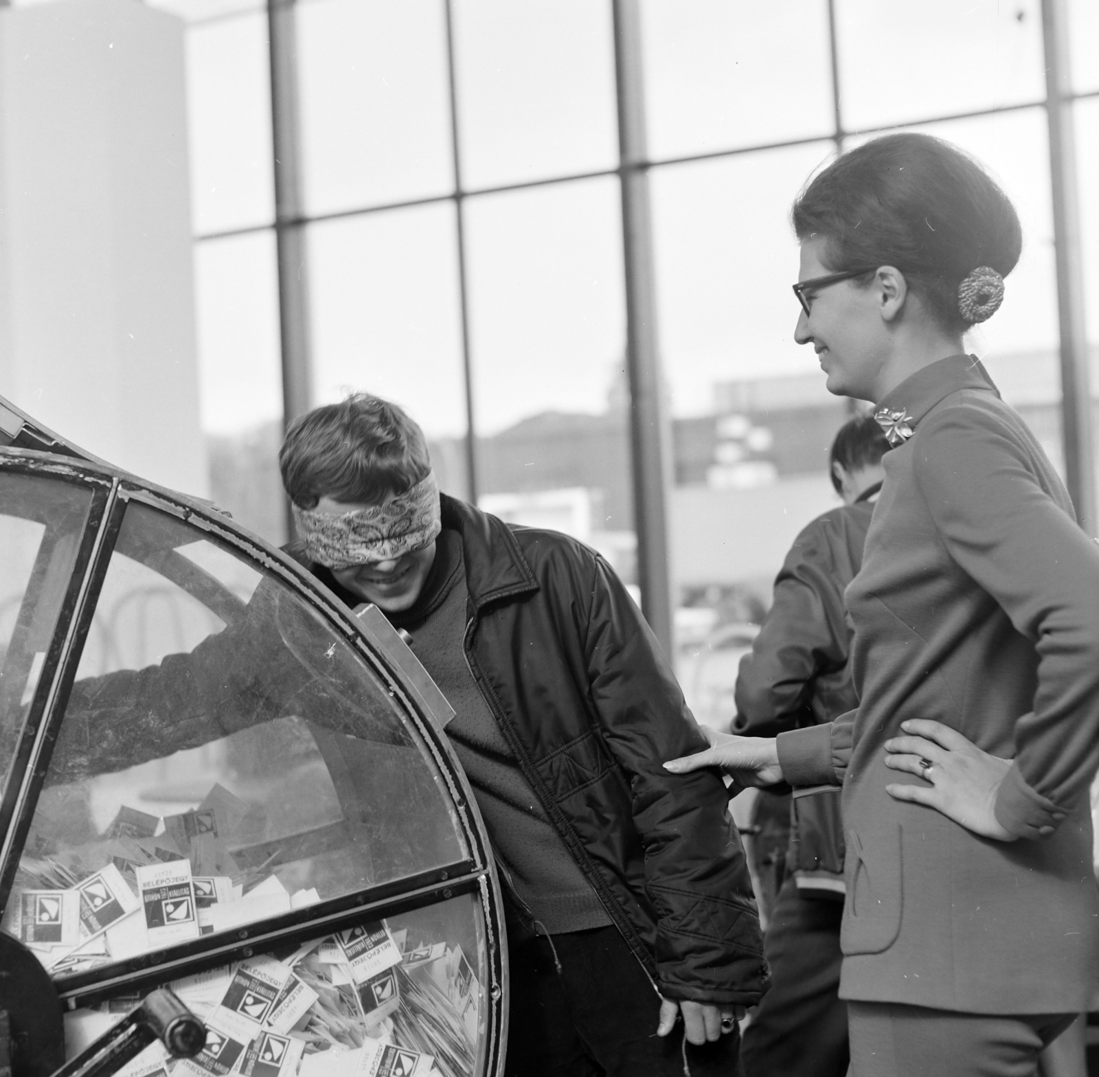 Hungary, Budapest XIV., az Alumíniumipar pavilonja a Budapesti Nemzetközi Vásár területén. Az "Otthon '73" kiállítás nyereménysorsolása a kiállított bútorokból., 1972, FŐFOTÓ, Budapest, sweepstake, Fortepan #215995