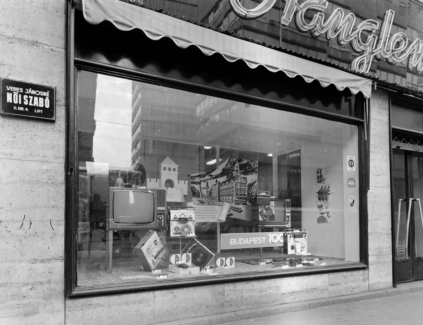 Magyarország, Budapest V., Kossuth Lajos utca 8., a hanglemezbolt kirakatüvegén a Szép utca sarkán álló irodaépület tükröződik., 1973, FŐFOTÓ, neon felirat, Budapest, kirakat, üzletportál, szabóság, Fortepan #215999