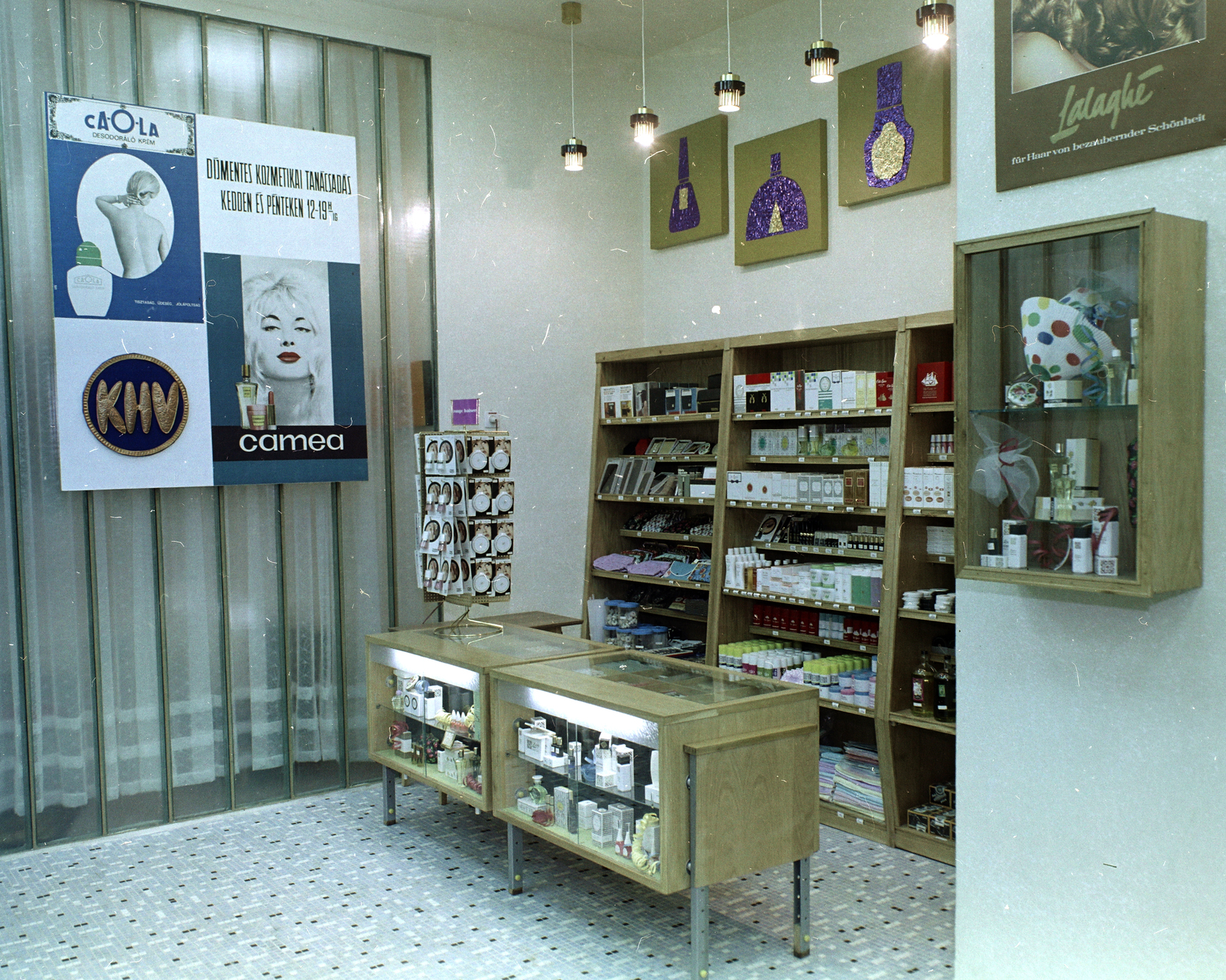 Magyarország, Budapest XI., Móricz Zsigmond körtér 2., Illatszerbolt., 1973, FŐFOTÓ, Budapest, üzletbelső, árukínálat, illatszerbolt, Caola márka, Fortepan #216008