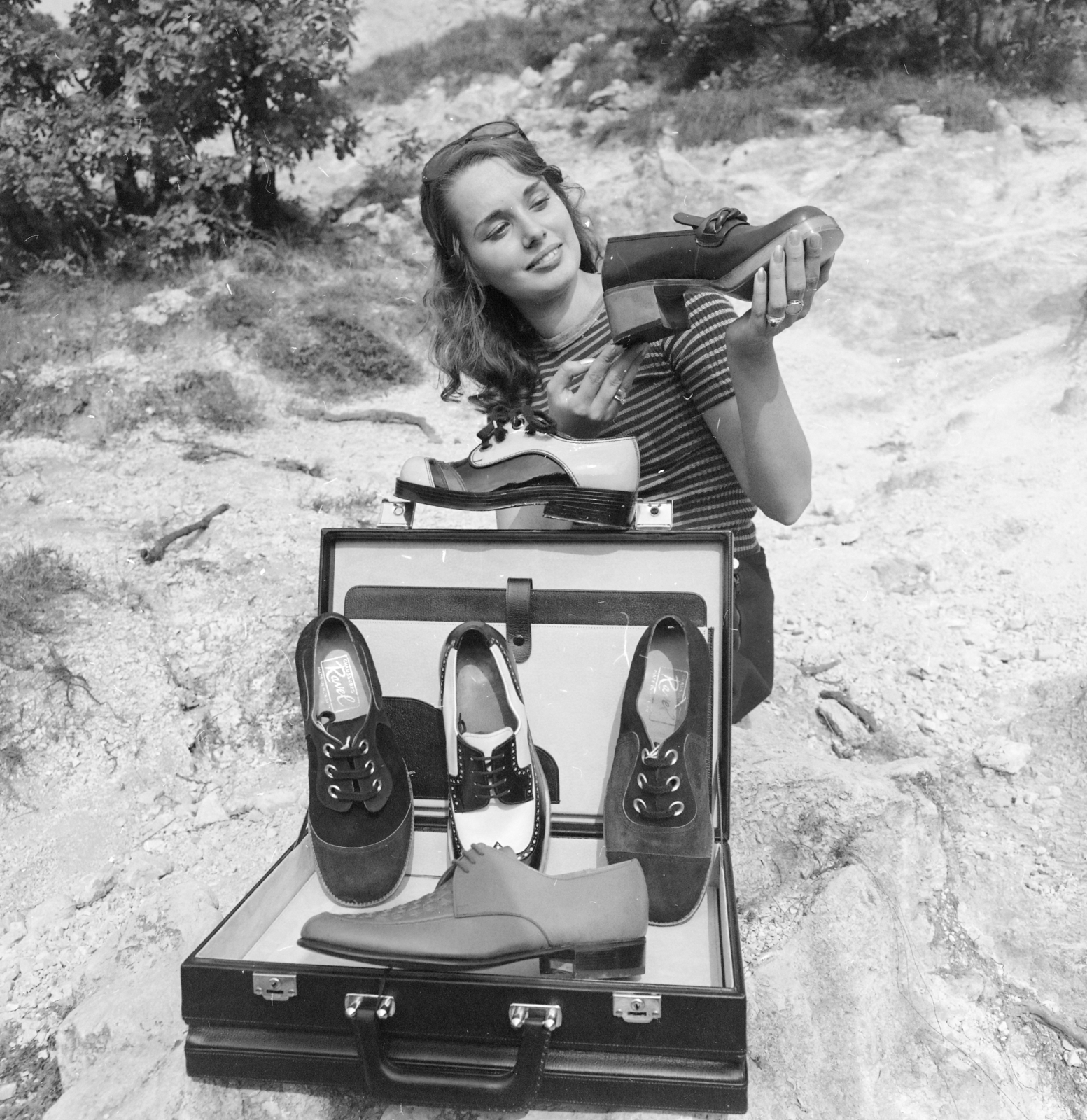 Hungary, a felvétel cipőreklámhoz készült. A modell Szuchy Ibolya., 1973, FŐFOTÓ, advertising photography, shoe manufacturing, Fortepan #216013