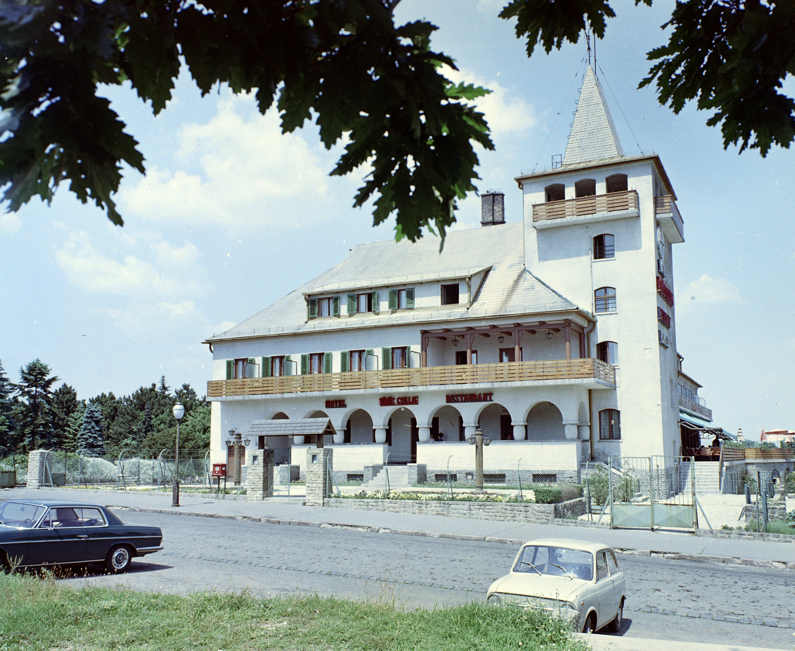 Magyarország, Széchenyihegy, Budapest XII., Rege utca, Vörös Csillag (egykor Golf, később Panoráma) szálloda., 1973, FŐFOTÓ, Budapest, Mercedes W115, szálloda, Fortepan #216018