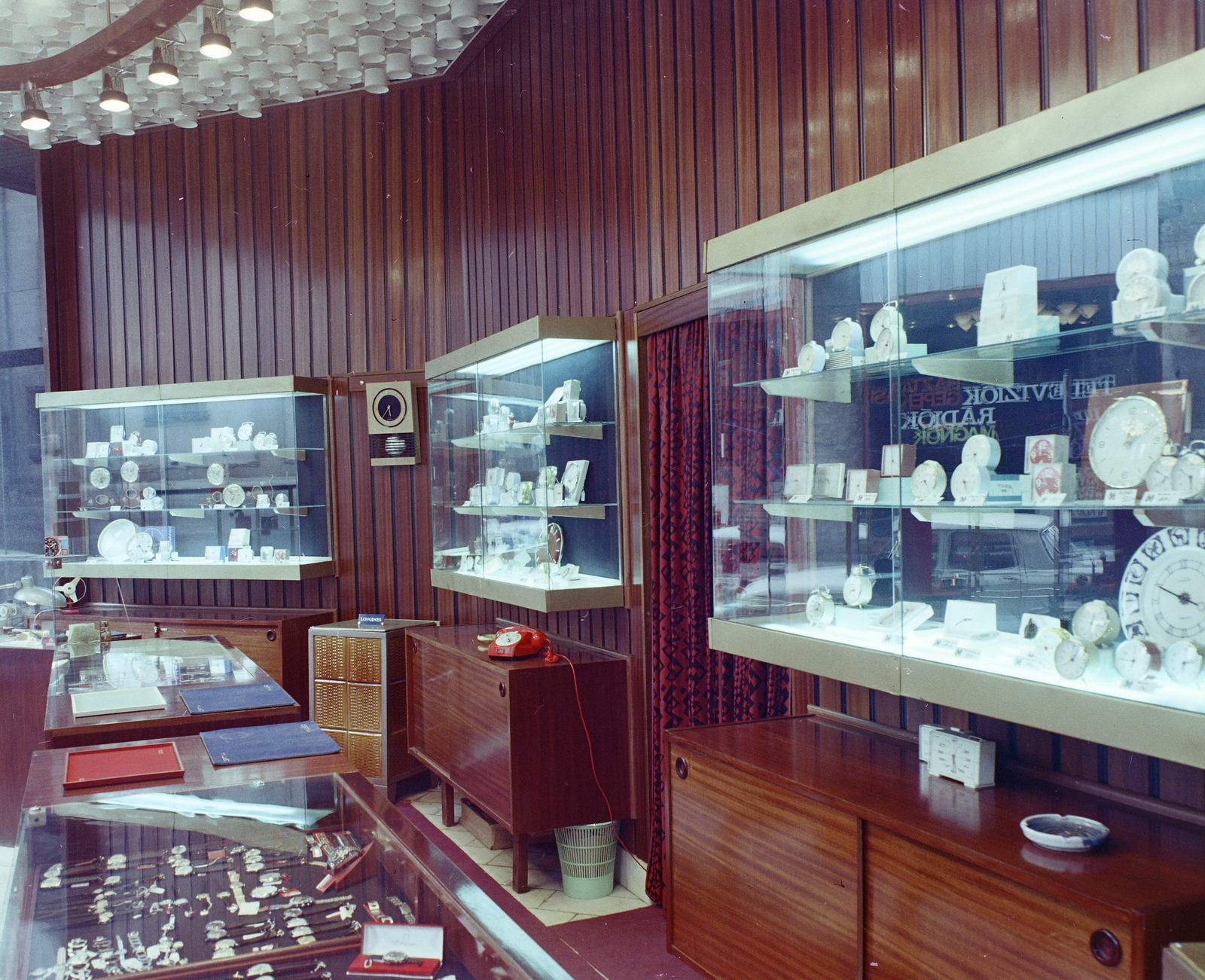 Hungary, Budapest V., Kossuth Lajos utca - Városház utca sarok, az Óra és Ékszerkereskedelmi Vállalat óraszalonja., 1973, FŐFOTÓ, watch jewelry store, Budapest, shop interior, Fortepan #216024