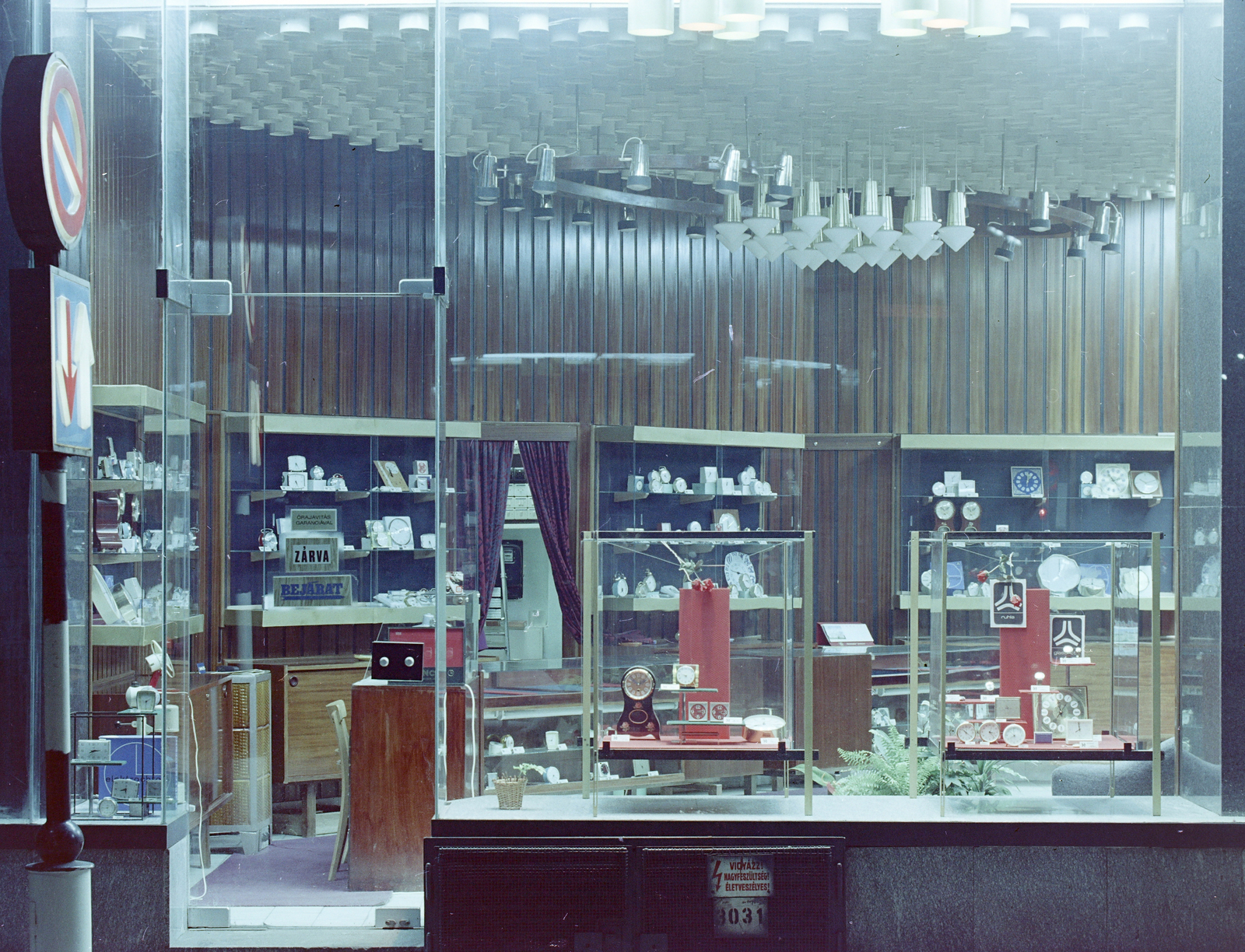 Hungary, Budapest V., Városház utca - Kossuth Lajos utca sarok, az Óra és Ékszerkereskedelmi Vállalat óraszalonja., 1973, FŐFOTÓ, watch jewelry store, Budapest, Show window, Fortepan #216027