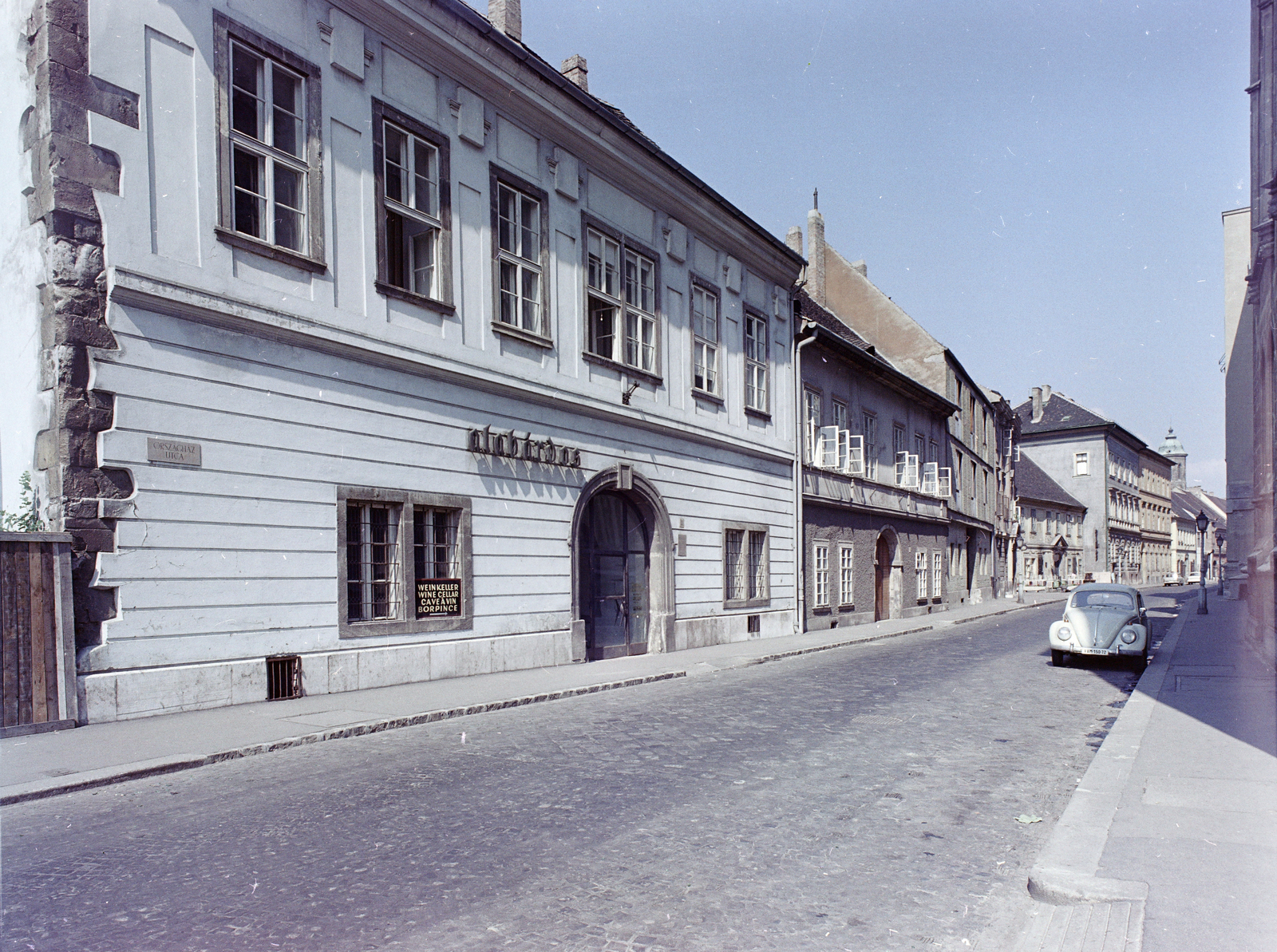 Hungary, Budapest I., Országház utca 2., Alabárdos étterem., 1973, FŐFOTÓ, Budapest, Volkswagen Beetle, Volkswagen-brand, Fortepan #216029