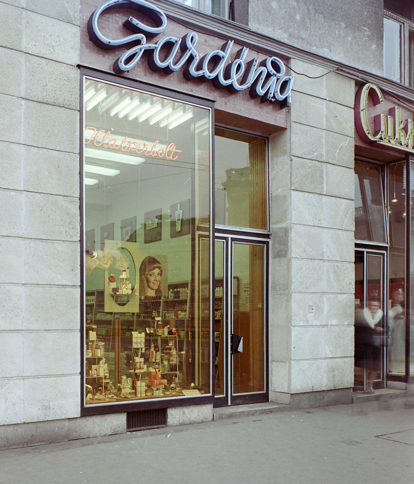 Magyarország, Budapest VII., Baross tér 15., Gardénia illatszerbolt., 1973, FŐFOTÓ, Budapest, üzletportál, neon felirat, Fortepan #216047