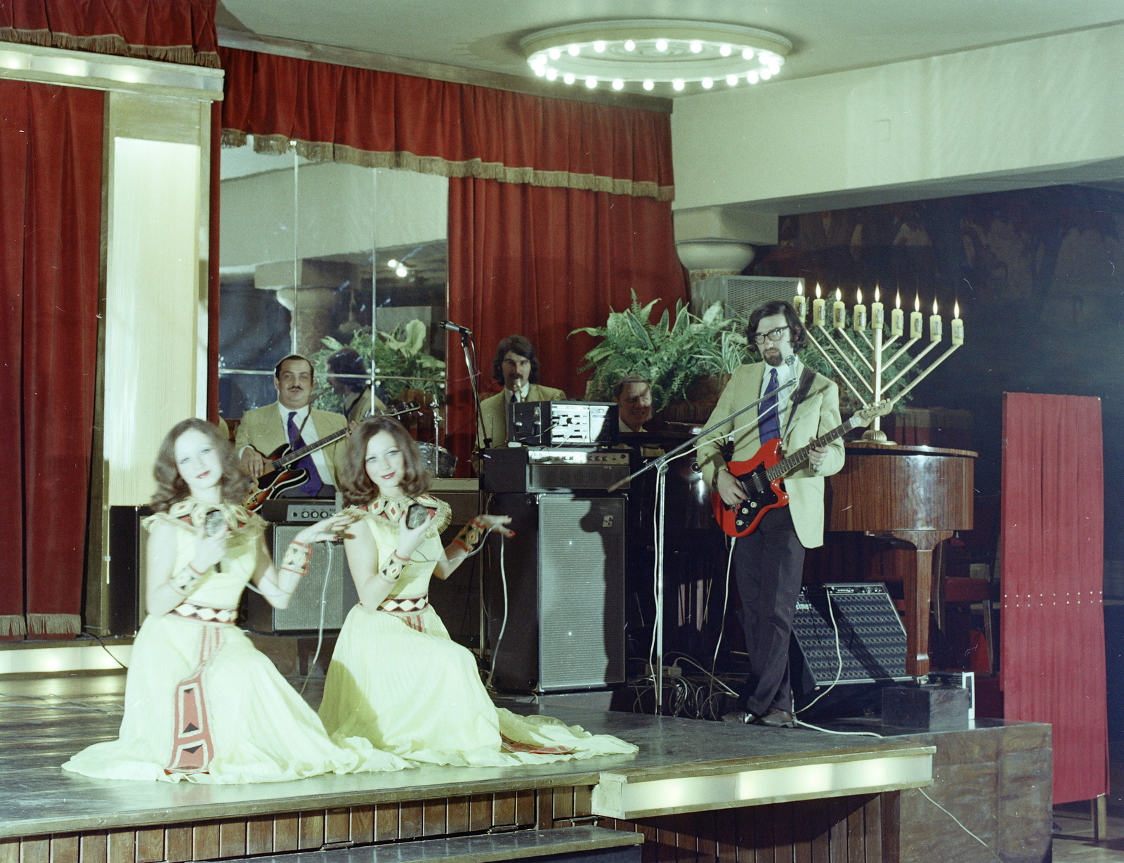 Hungary, Budapest VI., Teréz körút 43. (Lenin körút 97.), Béke szálló, kupolaterem. Fóthy János és együttese., 1973, FŐFOTÓ, Budapest, guitar, piano, band, twins, menorah, revue, Fortepan #216088