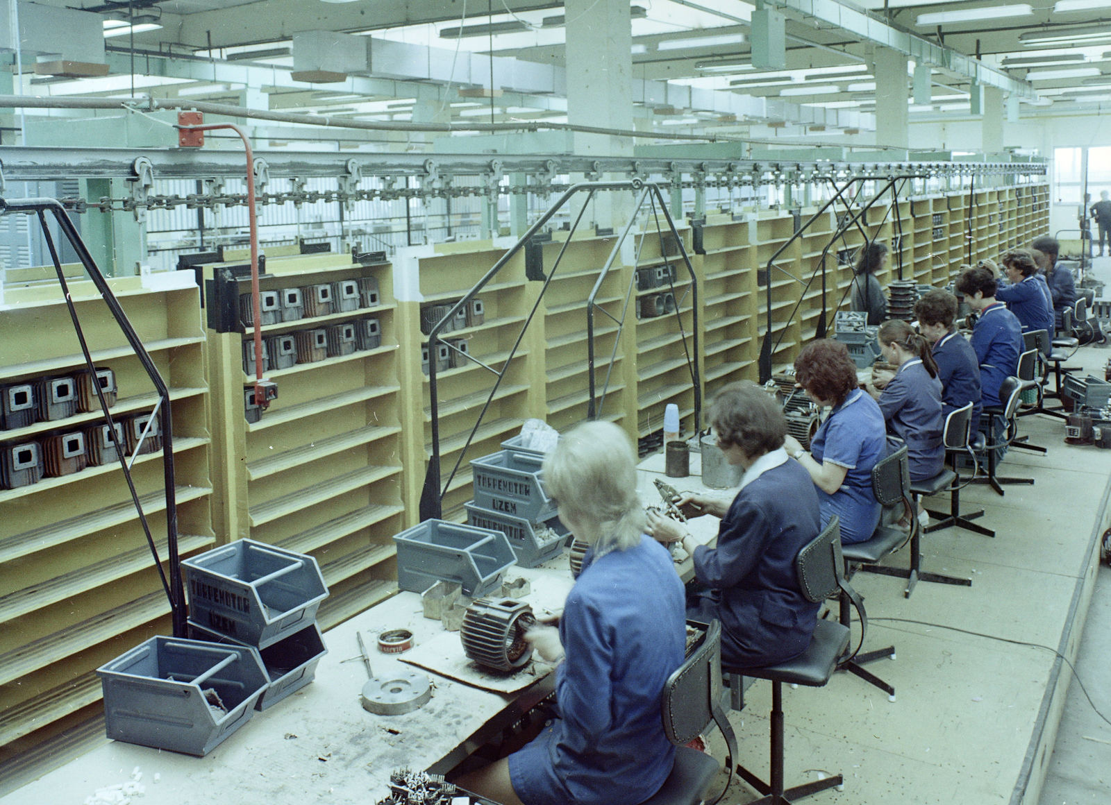 Hungary, Cegléd, az EVIG (Egyesült Villamosgépgyár) Ceglédi Villamos Kisgépgyárának dolgozói., 1973, FŐFOTÓ, factory, assembly, electric motor, Fortepan #216102