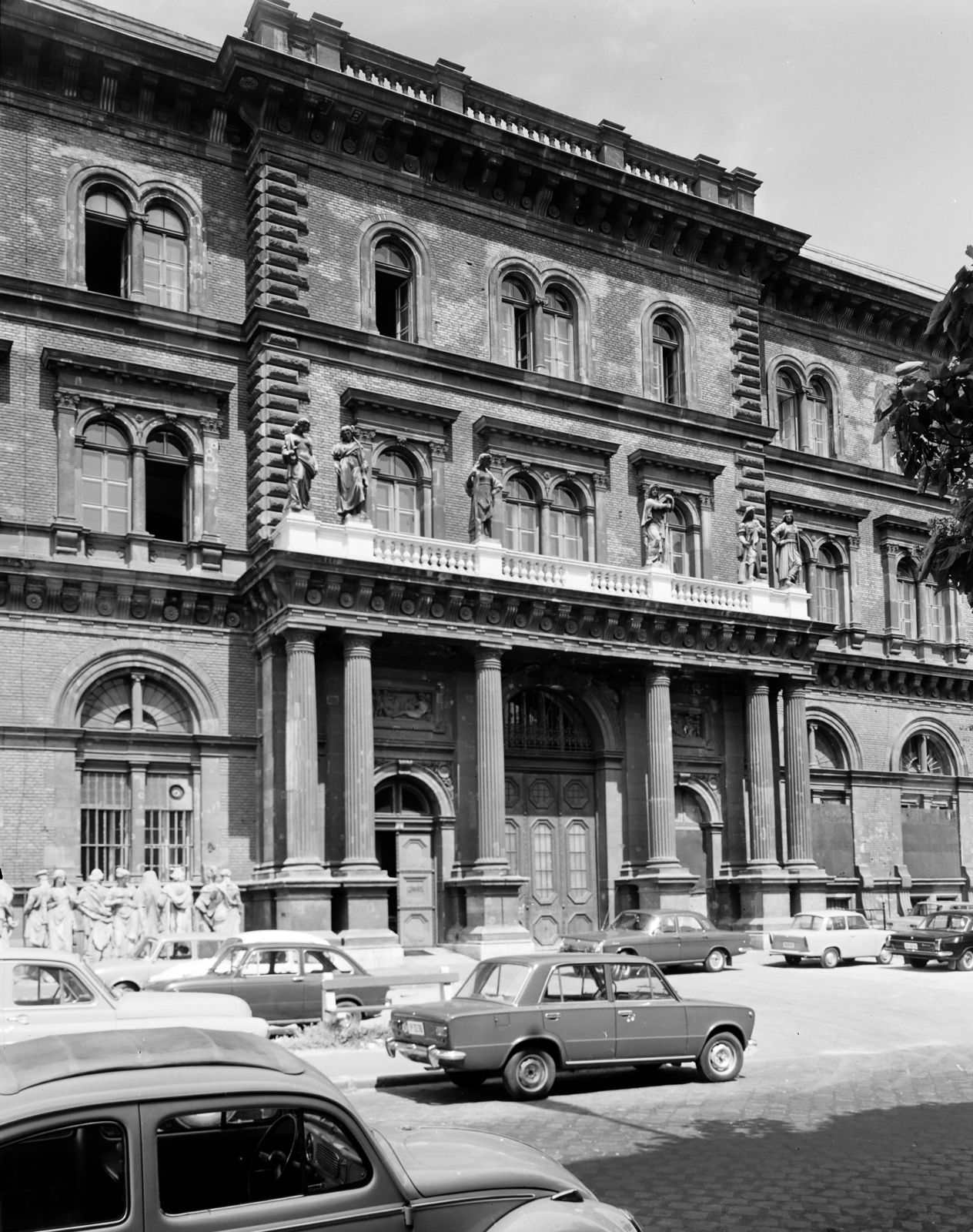 Hungary, Budapest IX., Fővám (Dimitrov) tér, a Marx Károly Közgazdaságtudományi Egyetem (később Corvinus Egyetem) épülete., 1973, FŐFOTÓ, Budapest, Fortepan #216107