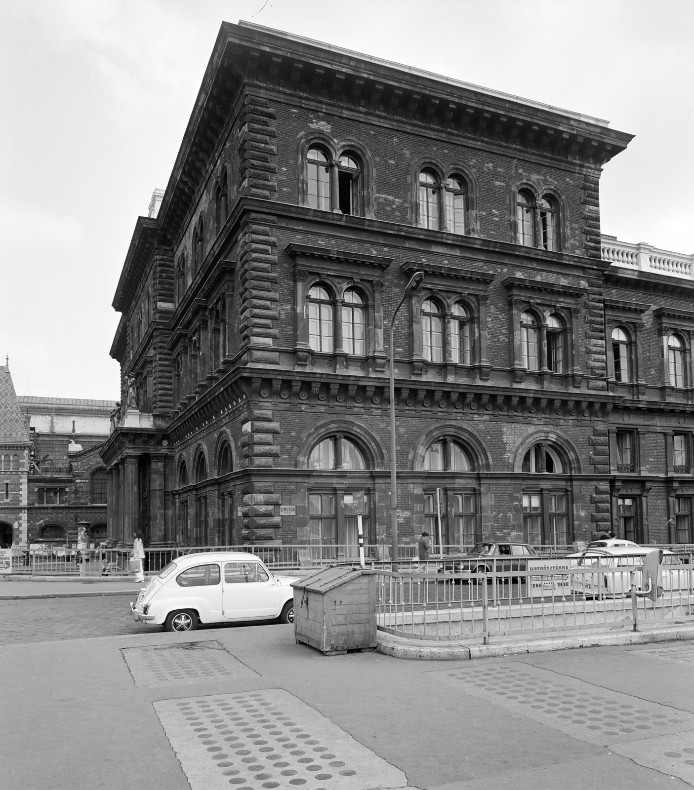 Hungary, Budapest IX., Fővám (Dimitrov) tér, a Marx Károly Közgazdaságtudományi Egyetem (később Corvinus Egyetem) épülete., 1973, FŐFOTÓ, Budapest, Fortepan #216110