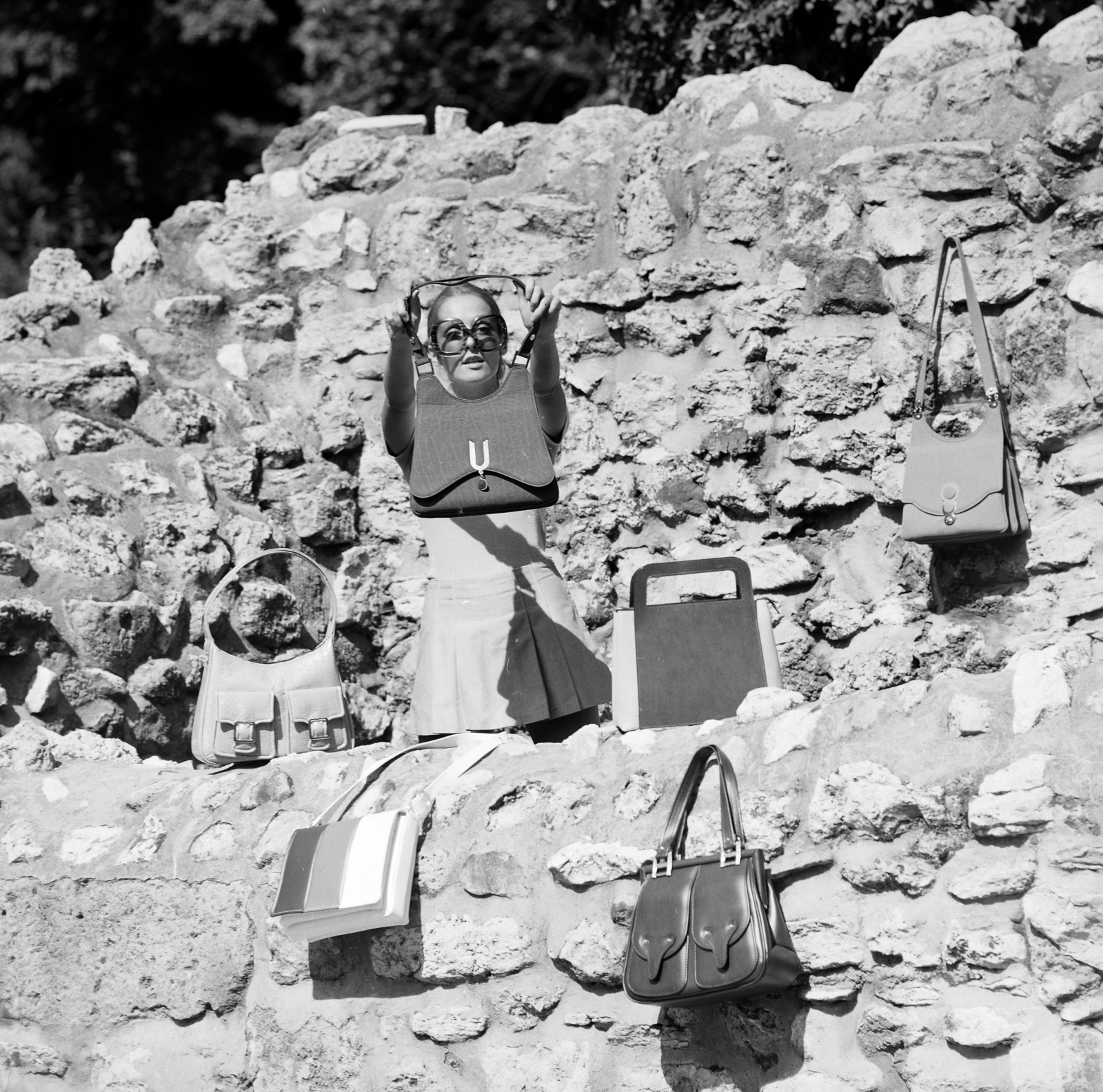 Hungary, Pataki Ági manöken., 1973, FŐFOTÓ, leather goods, bag, advertising photography, Fortepan #216118