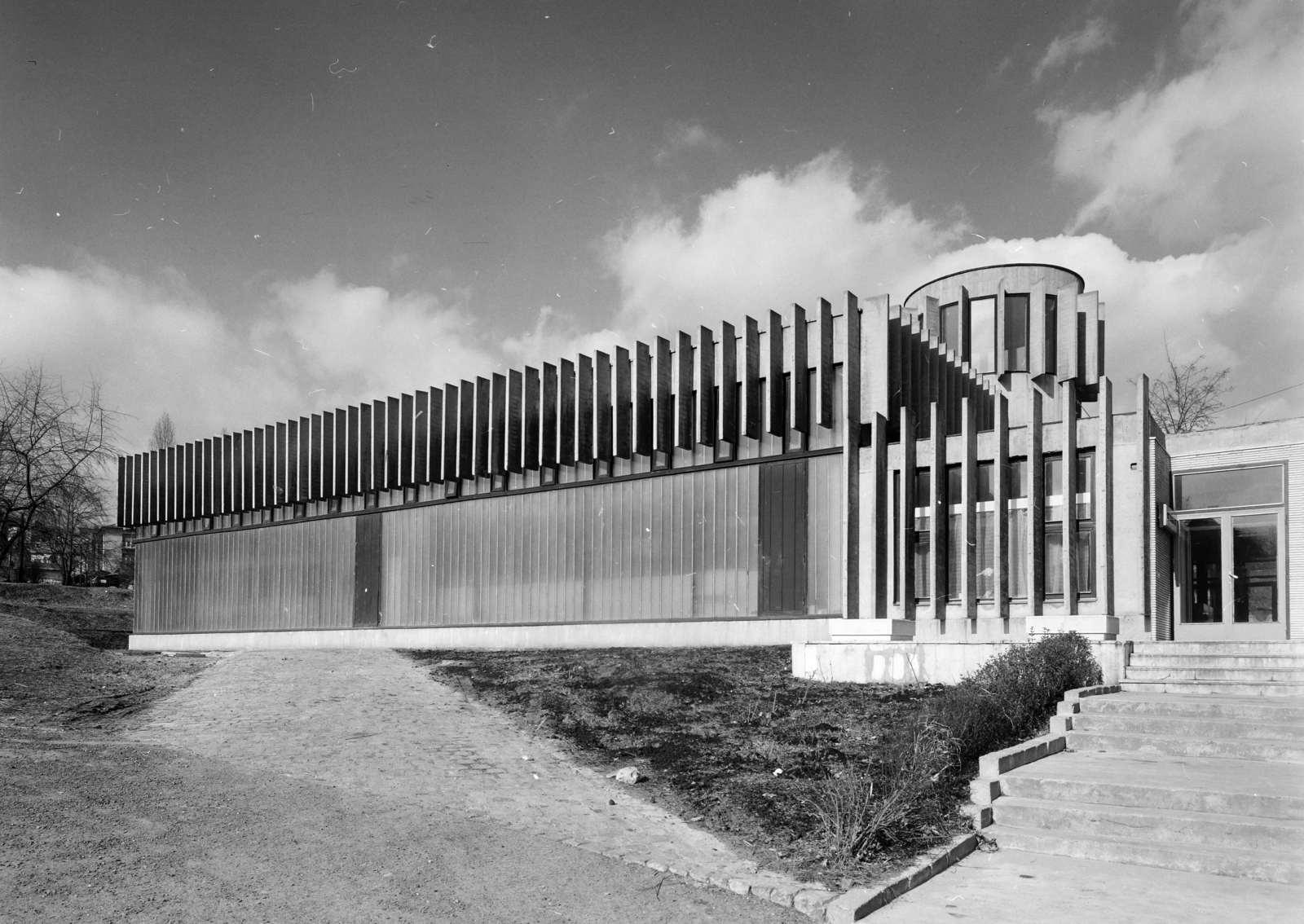 Hungary, Budapest XII., Apor Vilmos (Lékai János) tér, a megkezdett nagytemplom altemploma fölé épített szolgáltatóház., 1973, FŐFOTÓ, Budapest, Fortepan #216139