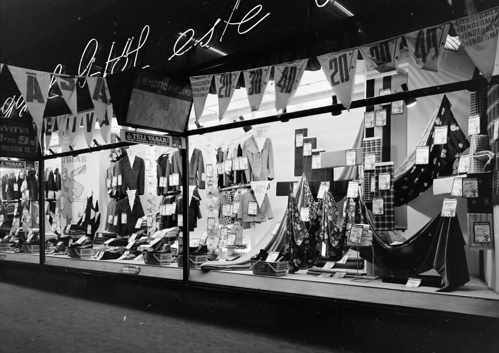 Hungary, Budapest VII., Rákóczi út 36., a Lottó Áruház kirakata., 1973, FŐFOTÓ, Budapest, neon sign, Show window, Fortepan #216148