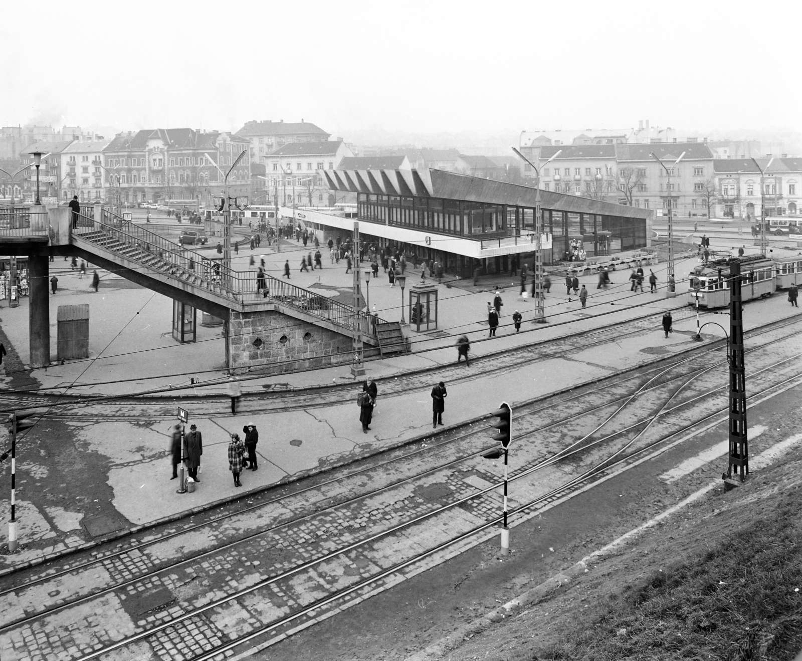 Hungary, Budapest II., Széll Kálmán (Moszkva) tér, középen a metróállomás csarnoka., 1973, FŐFOTÓ, Budapest, Fortepan #216156