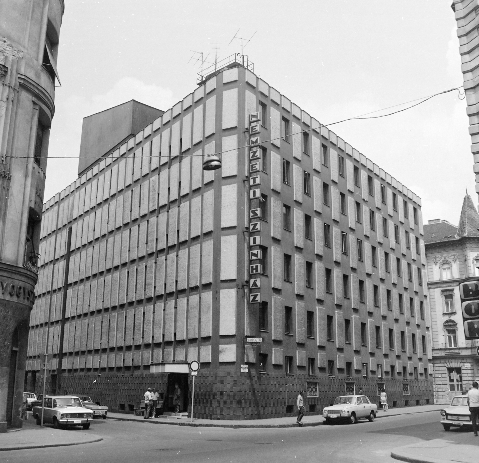 Magyarország, Budapest VII., Rejtő Jenő (Szövetség) utca - Wesselényi utca sarok, szemben a Hevesi Sándor téri Nemzeti Színház (később Magyar Színház)., 1973, FŐFOTÓ, Trabant-márka, Wartburg-márka, Trabant 601, Wartburg 353, Budapest, Fortepan #216182