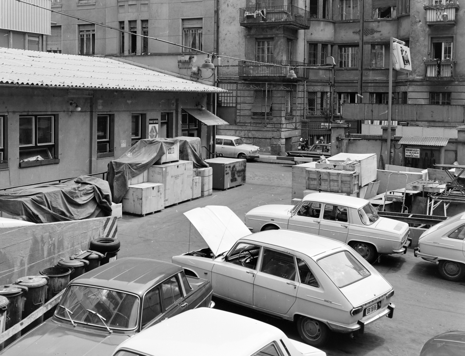 Hungary, Budapest XI., Bicskei utca 3-5., AFIT II. sz. Autójavító Vállalat Karbantartó és Szervizállomás., 1974, FŐFOTÓ, Budapest, Best of, number plate, szervíz, Fortepan #216192