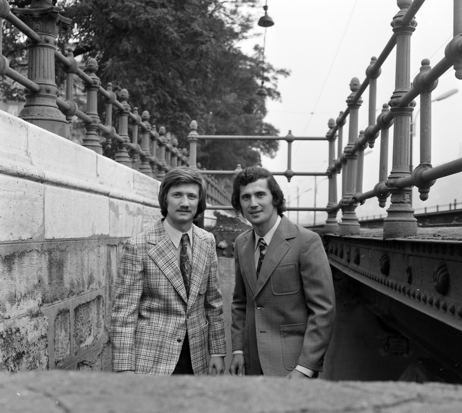 Hungary, Budapest V., Dunakorzó, átjáró a pesti alsó rakpartra a 2-es villamos pályája alatt. Jobbra Boross Ferenc manöken., 1974, FŐFOTÓ, Budapest, Fortepan #216221