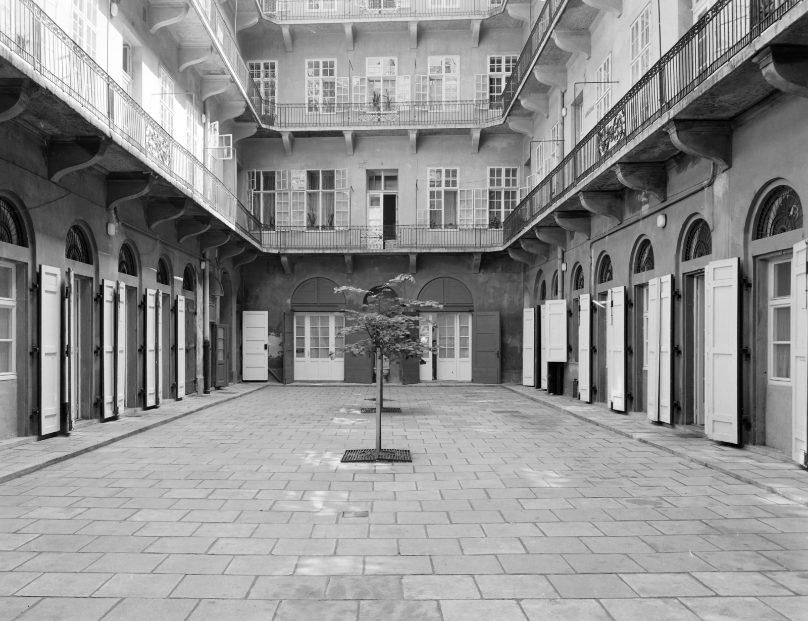 Magyarország, Budapest V., az Apáczai Csere János utca 3. számú ház udvara., 1971, FŐFOTÓ, körfolyosó, bérház, belső udvar, Budapest, Fortepan #216233