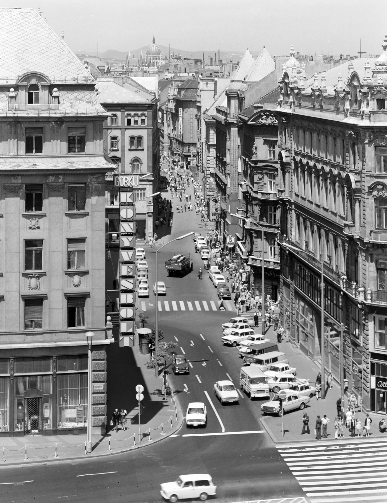 Hungary, Budapest V., kilátás a Duna utca 3. felől a Váci utca felé, az előtérben keresztben a Szabad sajtó út., 1974, FŐFOTÓ, book store, Budapest, Fortepan #216241