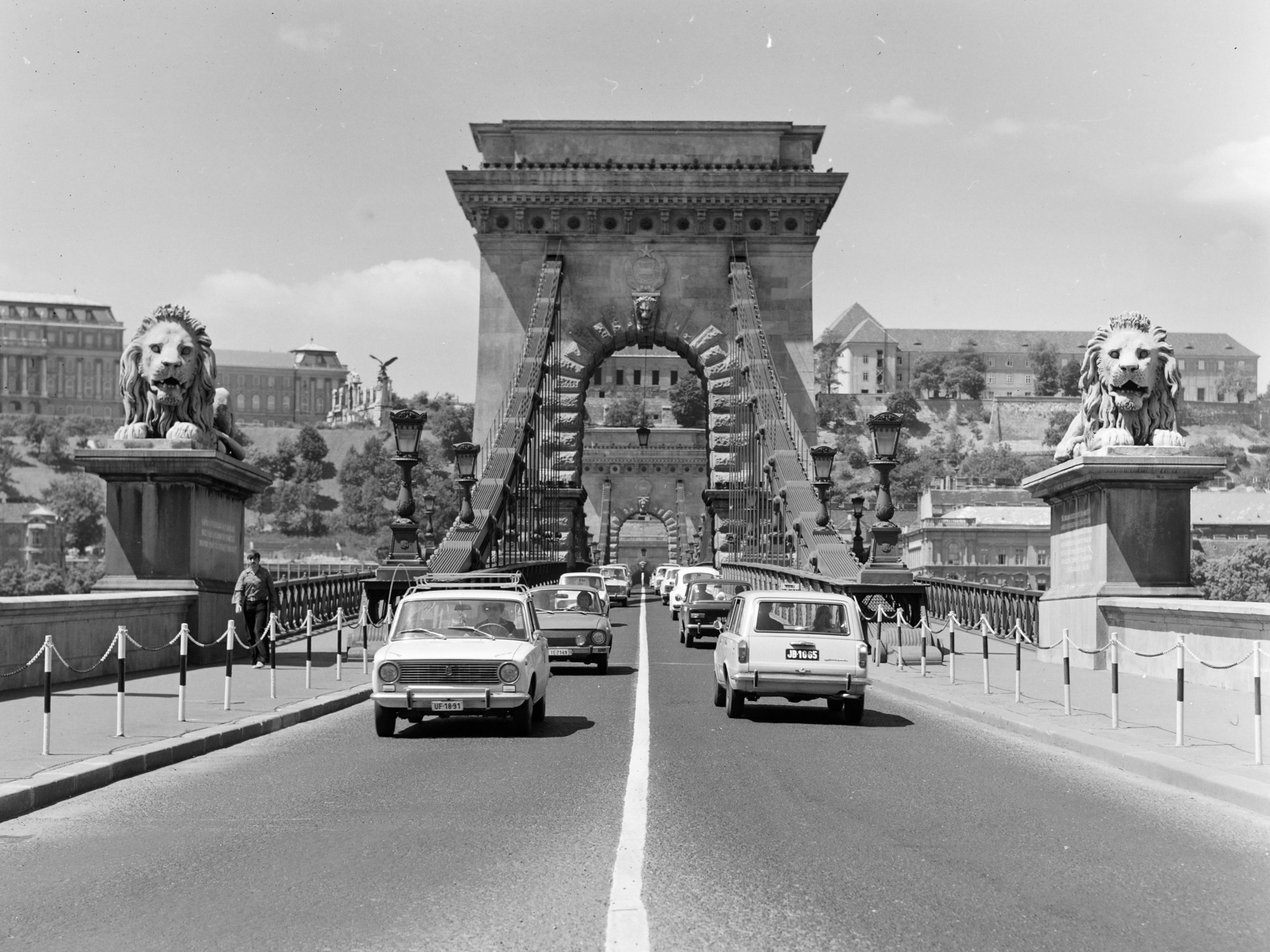 Hungary, Budapest V., a Széchenyi Lánchíd a Széchenyi István (Roosevelt) tér felől nézve, háttérben fent a budai Vár., 1974, FŐFOTÓ, Budapest, Lada 1200 estate, number plate, Fortepan #216242