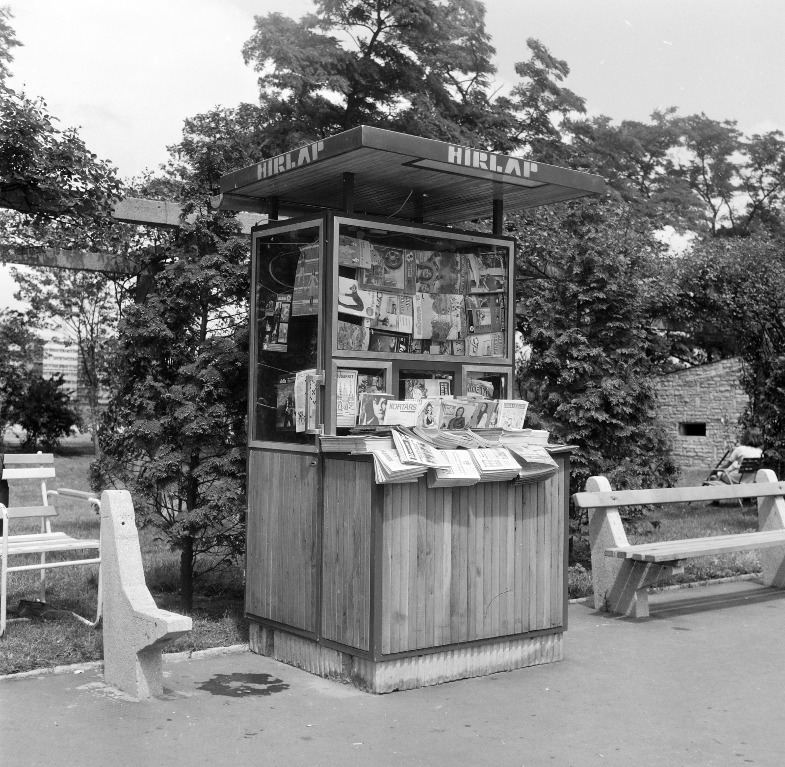 Hungary, Margit Islands, Budapest, újságosbódé a Palatinus strandfürdő területén, balra a háttérben az Árpád fejedelem útja egy épülete látszik., 1974, FŐFOTÓ, newsstand, Fortepan #216244