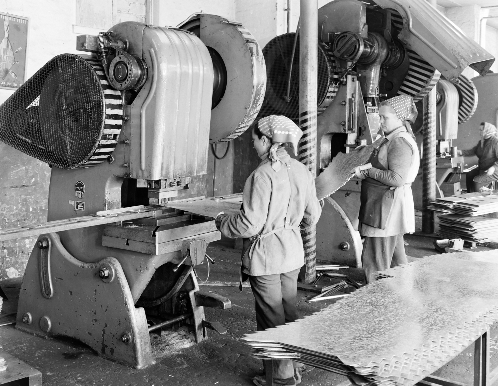 Magyarország, Gyöngyös, Szurdokpart utca 11., a felvétel az Egri Mezõgép Vállalat Gyöngyösi Gyárában készült., 1974, FŐFOTÓ, Fortepan #216281