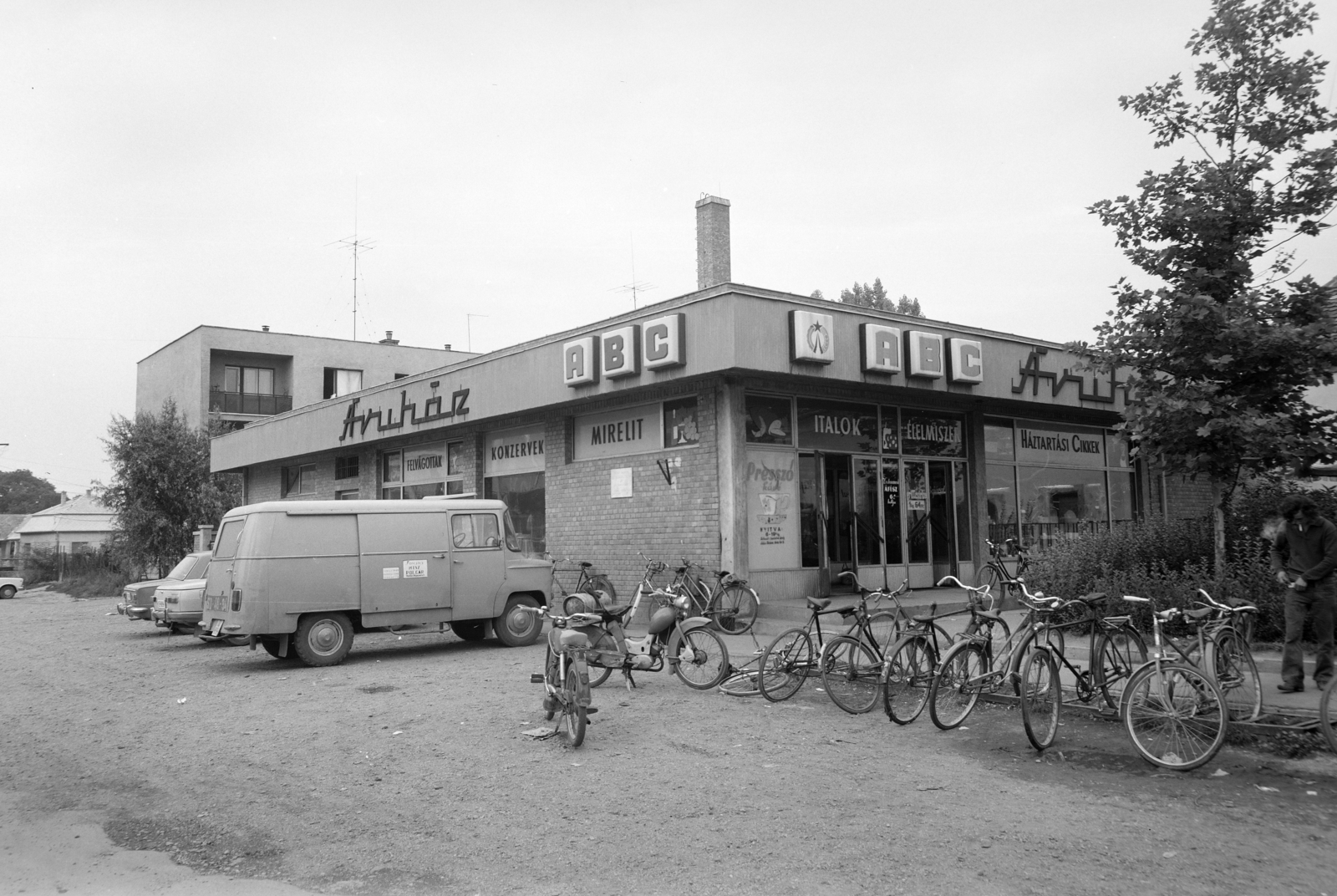 Hungary, Ráckeve, Szent István tér, ABC áruház., 1974, FŐFOTÓ, grocery store, bicycle holder, motorized bicycle, bicycle, Fortepan #216297