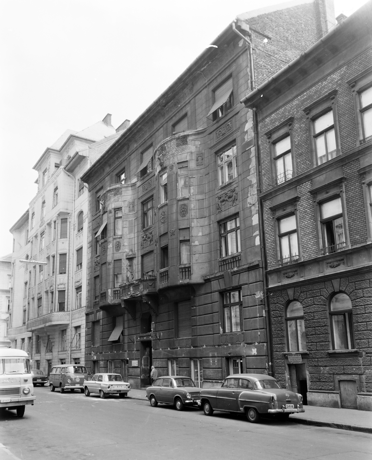 Magyarország, Budapest VII., szemben középen a Marek József utca 17-es számú ház., 1974, FŐFOTÓ, Budapest, Fiat 850, Opel Olympia Rekord, Volkswagen Transporter 2, rendszám, Fortepan #216307