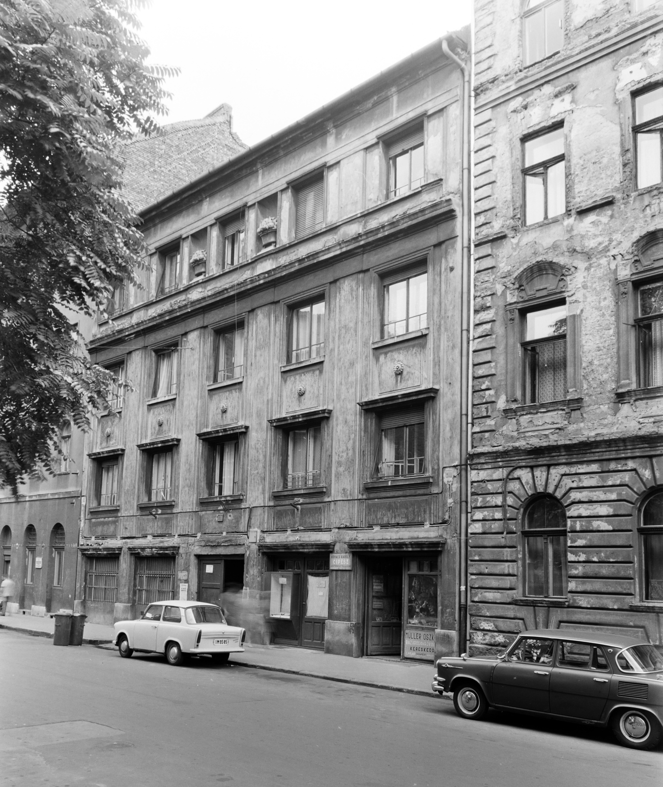 Hungary, Budapest VII., Marek József utca, szemben középen a 11-es számú ház., 1974, FŐFOTÓ, Budapest, number plate, shoemaker, haberdashery, Fortepan #216311