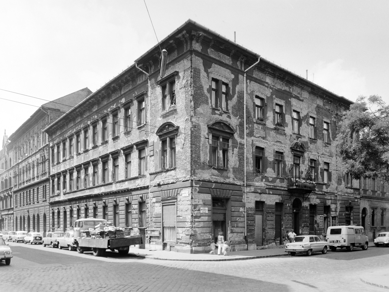 Hungary, Budapest VII., Nefelejcs utca 44-es számú ház a Marek József utca sarkán., 1974, FŐFOTÓ, Budapest, car park, Fortepan #216328