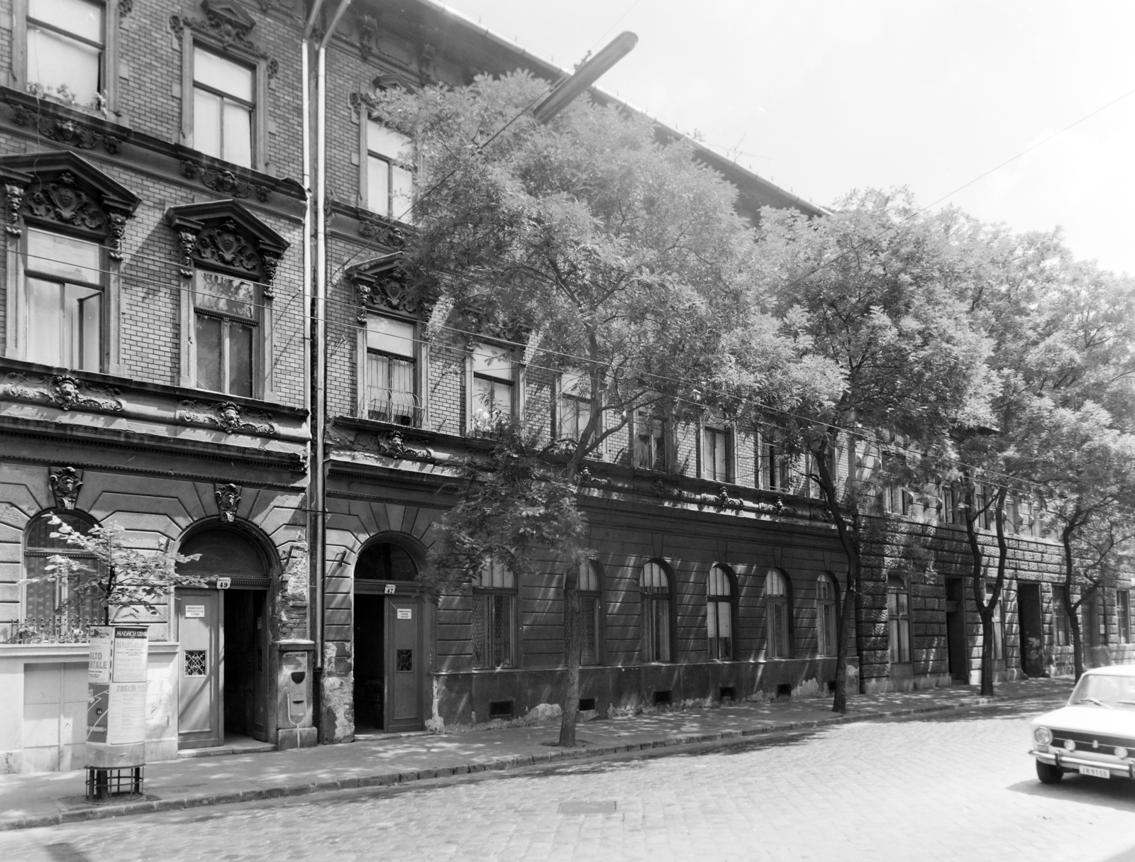 Magyarország, Budapest VII., Nefelejcs utca 47. és 49., 1974, FŐFOTÓ, Budapest, kuka, hirdetőoszlop, Fortepan #216332