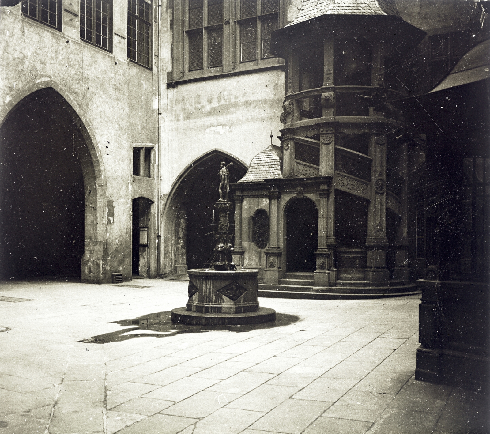 Germany, Frankfurt am Main, Römerhöfchen, Herkules.kút a városháza hátsó udvarán., 1916, Major Lajos, inner courtyard, drinking fountain, Fortepan #216380