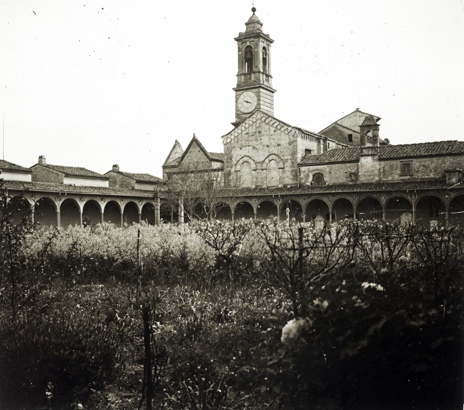 Olaszország, Firenze, Certosa di Firenze, a felvétel a kolostor udvarán készült., 1916, Major Lajos, kert, toronyóra, árkád, Fortepan #216388