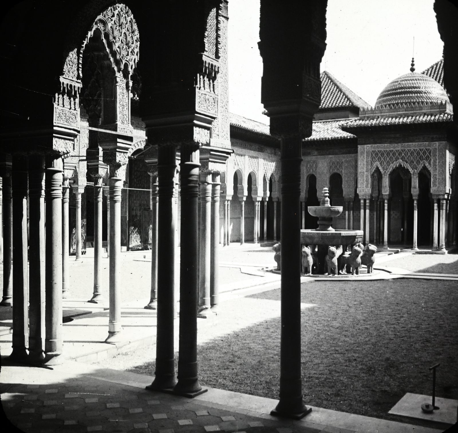 Spanyolország, Granada, Alhambra, Oroszlános-palota (El Palacio de los Leones) és az Oroszlános kút (Fuente de los Leones)., 1916, Major Lajos, ivókút, Fortepan #216389