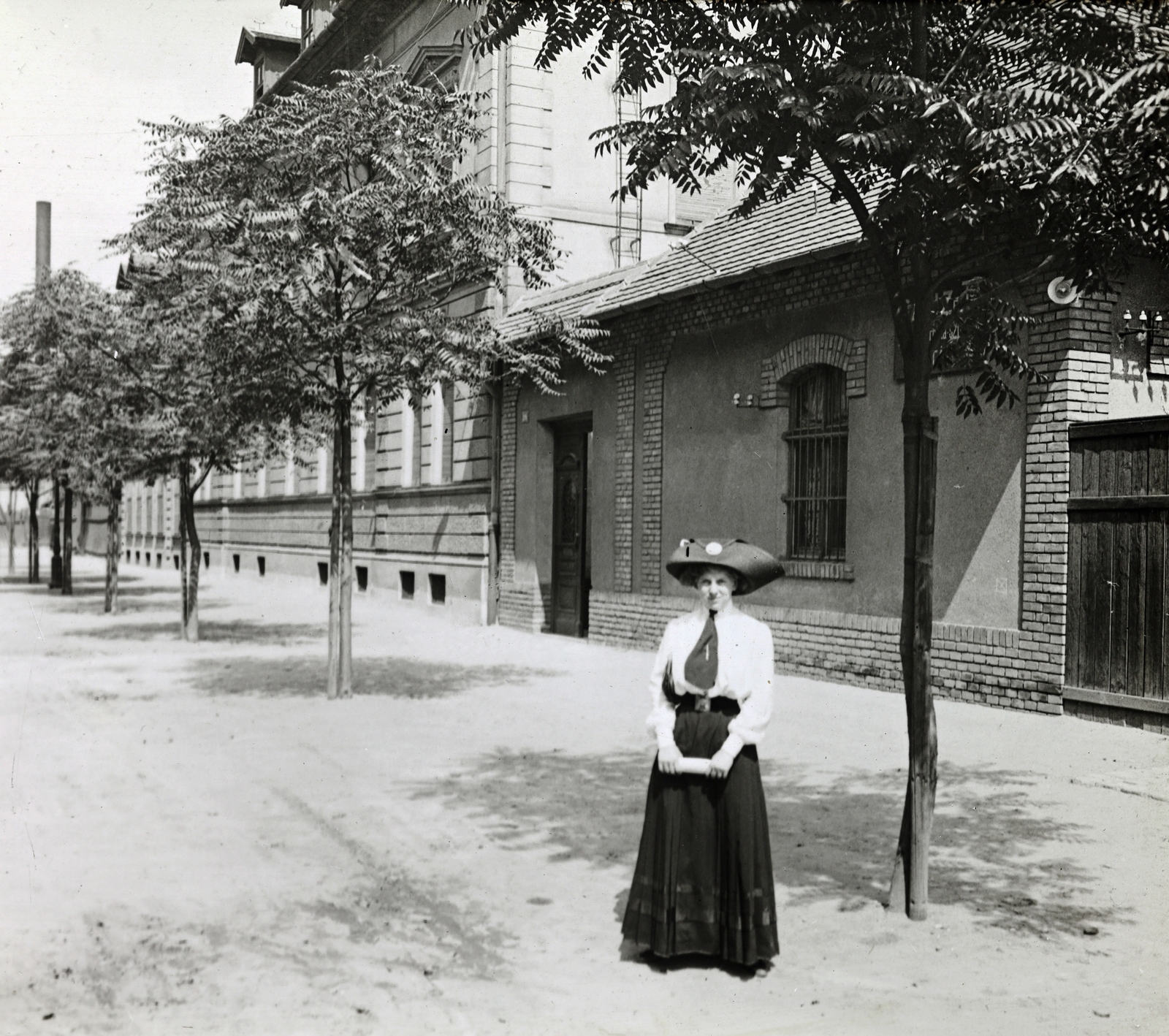 Magyarország, Budapest VIII., a Bláthy Ottó (Szapáry) utca Vajda Péter (Simor) utca - Golgota utca közötti szakasza., 1916, Major Lajos, Budapest, hölgy, ünneplő ruha, szoknya, kalap, Fortepan #216395