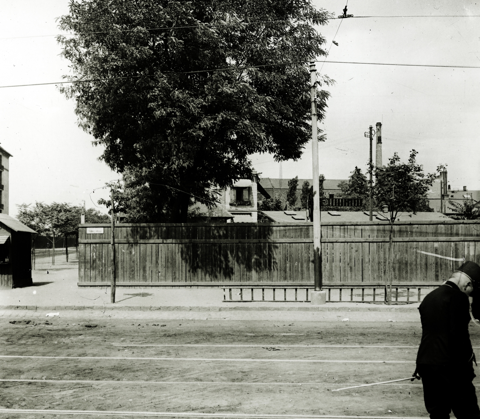 Hungary, Budapest VIII., Vajda Péter (Simor) utca, balra a Bláthy Ottó (Szapáry) utca., 1916, Major Lajos, Budapest, ladder, cop, fence, Fortepan #216406