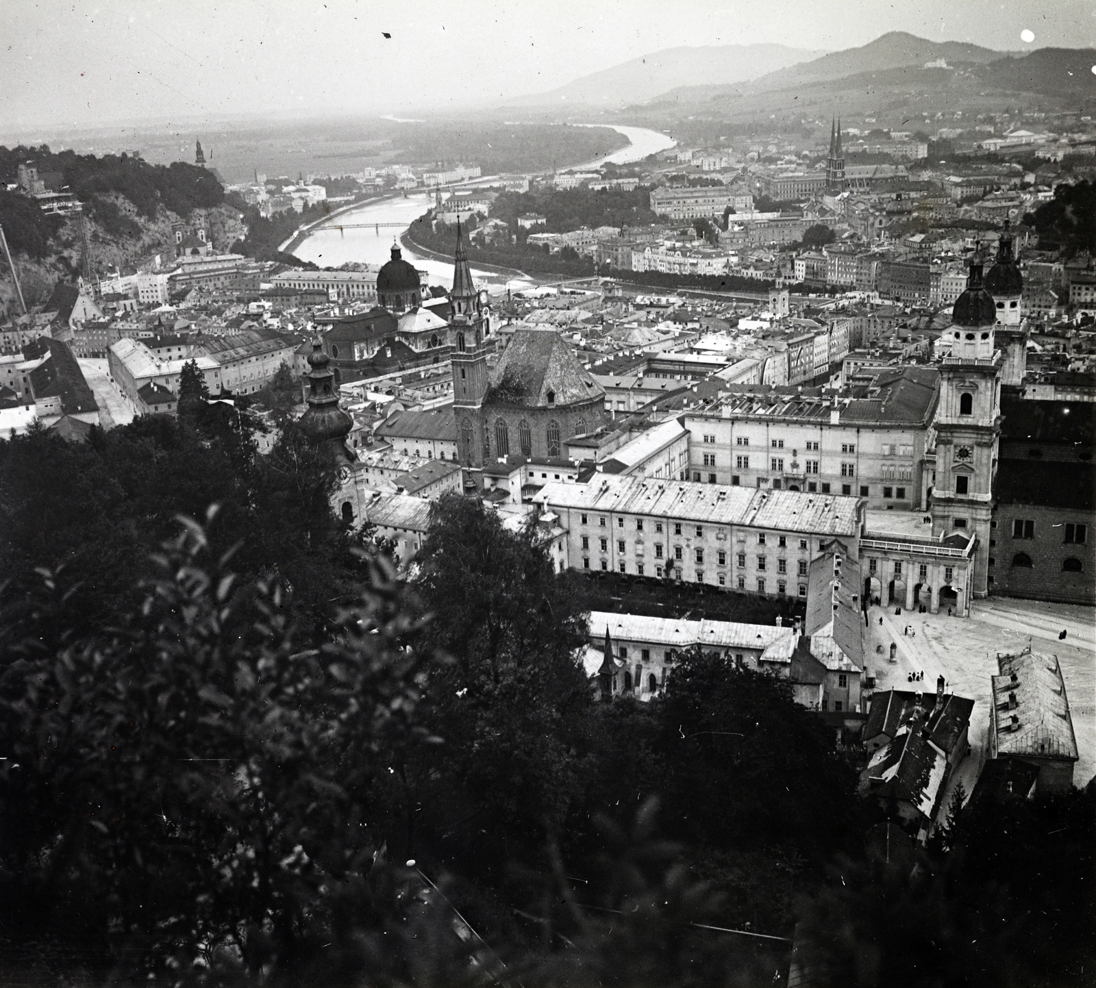 Austria, Salzburg, kilátás Hohensalzburg várából, előtérben balra a Szent Péter apátsági templom tornya, jobbra a Dóm. A Salzach folyó túlpartján jobbra a Kapuzinerberg., 1916, Major Lajos, picture, Fortepan #216409