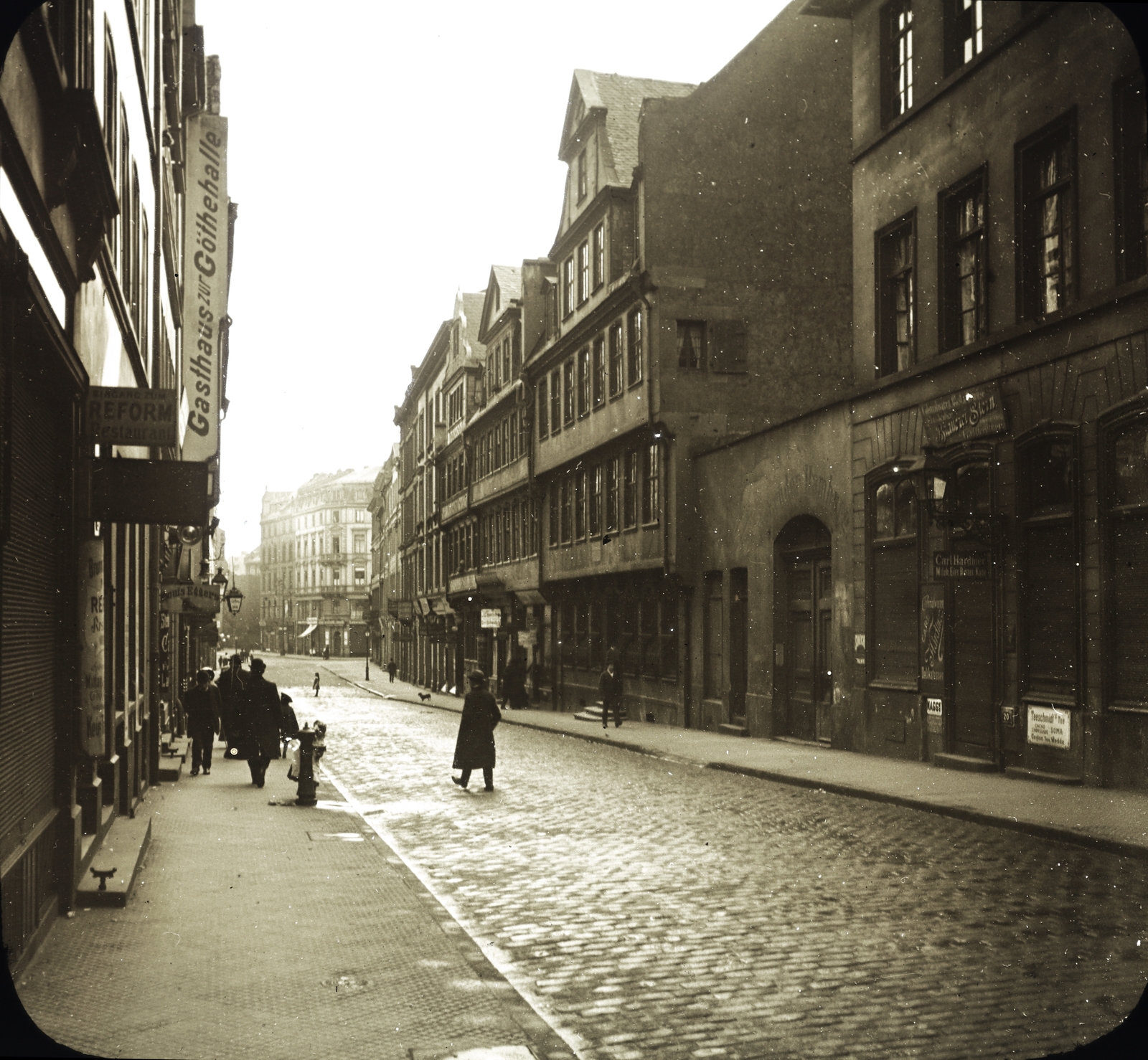 Németország, Frankfurt am Main, Grosse Hirschgraben, balra a Gasthaus Zur Goethehalle, jobbra a Goethe-Haus., 1916, Major Lajos, képarány: négyzetes, német szöveg, utcakép, Fortepan #216411