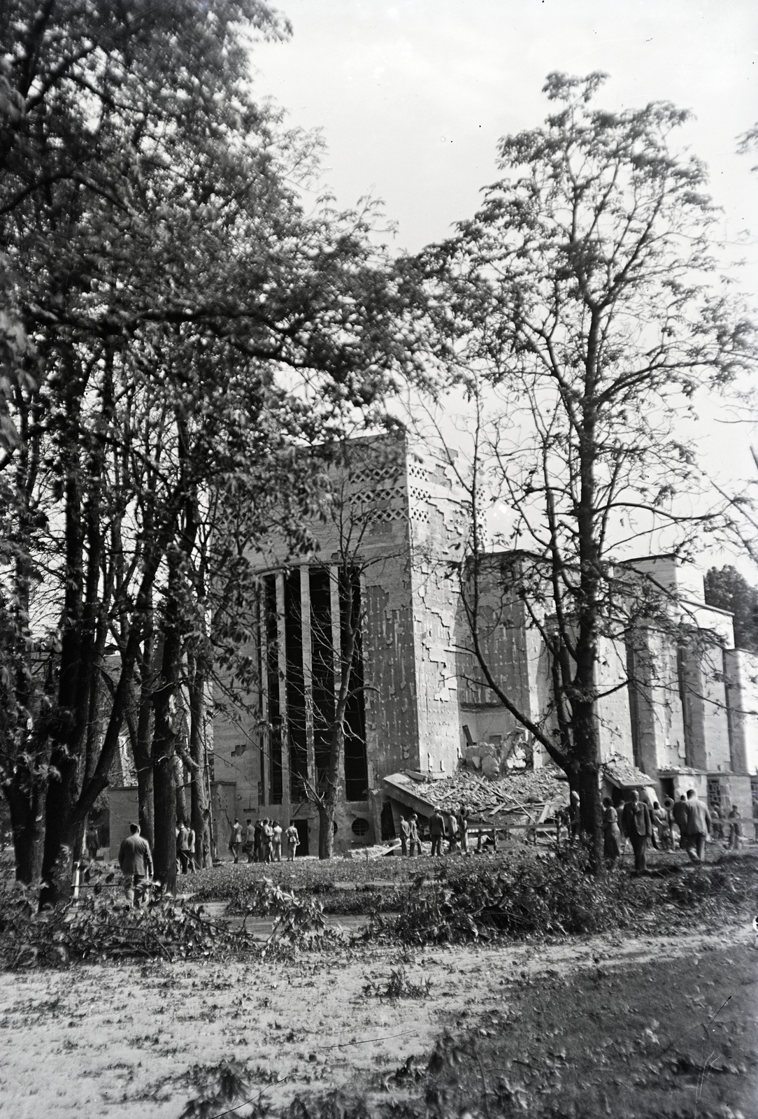 Magyarország, Városmajor, Budapest XII., Jézus Szíve-templom. A felvétel az 1942. szeptember 4-i bombatámadás után készült., 1942, Major Lajos, Budapest, háborús kár, Árkay Bertalan-terv, Árkay Aladár-terv, Fortepan #216416