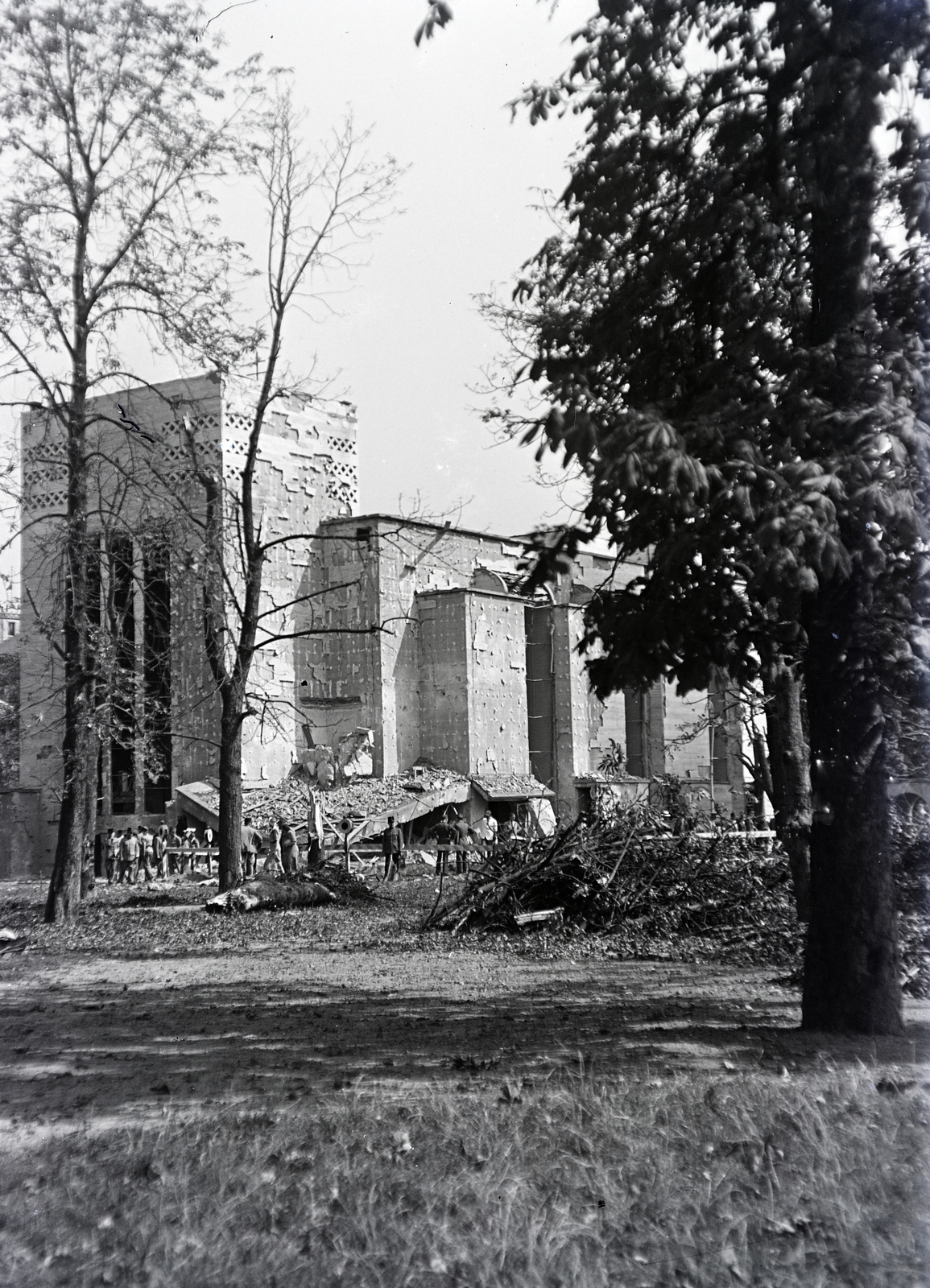 Hungary, Városmajor, Budapest XII., Jézus Szíve-templom. A felvétel az 1942. szeptember 4-i bombatámadás után készült., 1942, Major Lajos, Budapest, war damage, Fortepan #216418