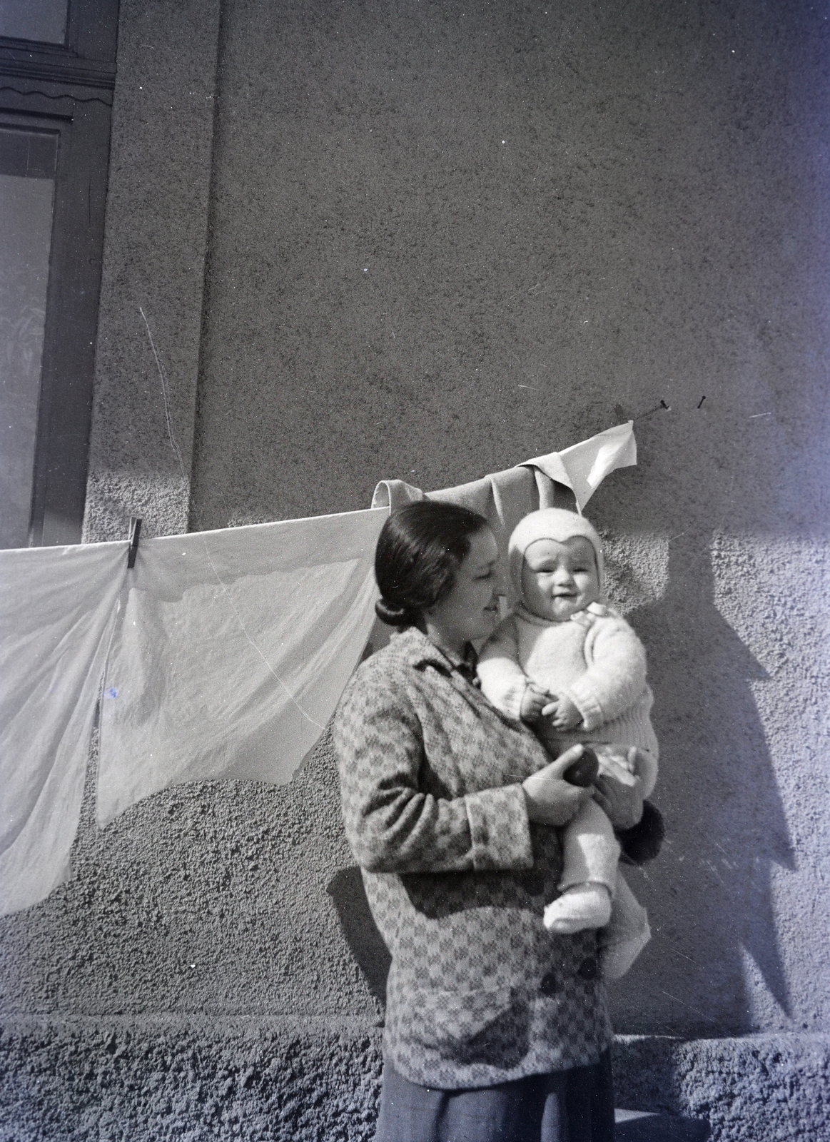 1941, Major Lajos, hold in arms, hanging clothes, Fortepan #216426