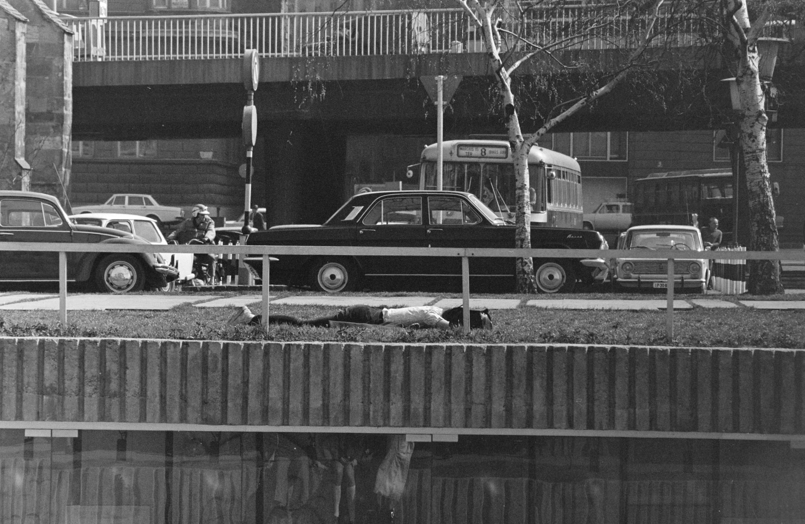 Magyarország, Budapest V., Március 15. tér, balra a Belvárosi templom épületének sarka. Az Erzsébet híd felhajtója mögött a Molnár utca torkolata látható., 1975, Gothár Péter, Budapest, Fortepan #216433