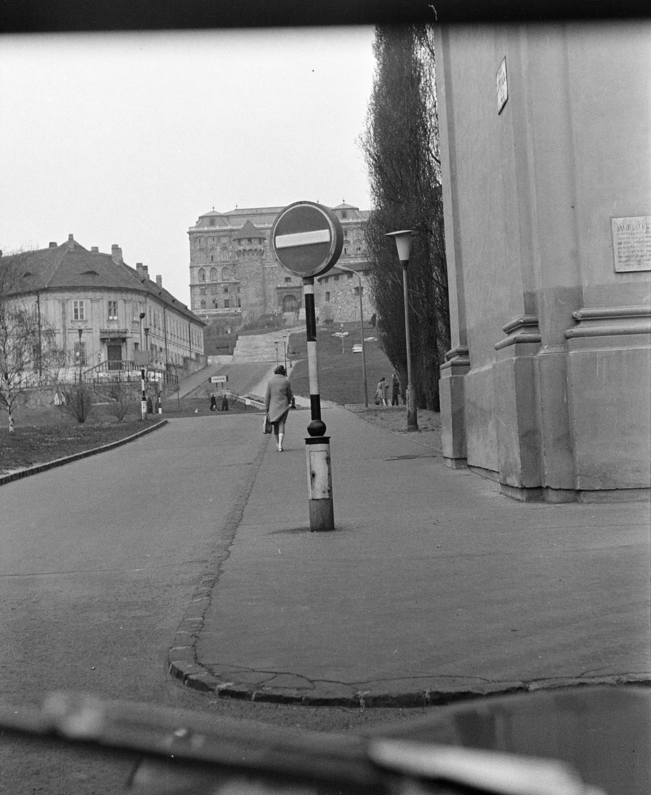 Magyarország, Budapest I., Attila út az Alexandriai Szent Katalin-templomtól a budai Vár felé nézve. Középen felfelé a Váralja utca, balra a Szarvas-ház, távolabb szemben a Buzogány torony és a Déli nagy rondella., 1975, Gothár Péter, Budapest, Fortepan #216436