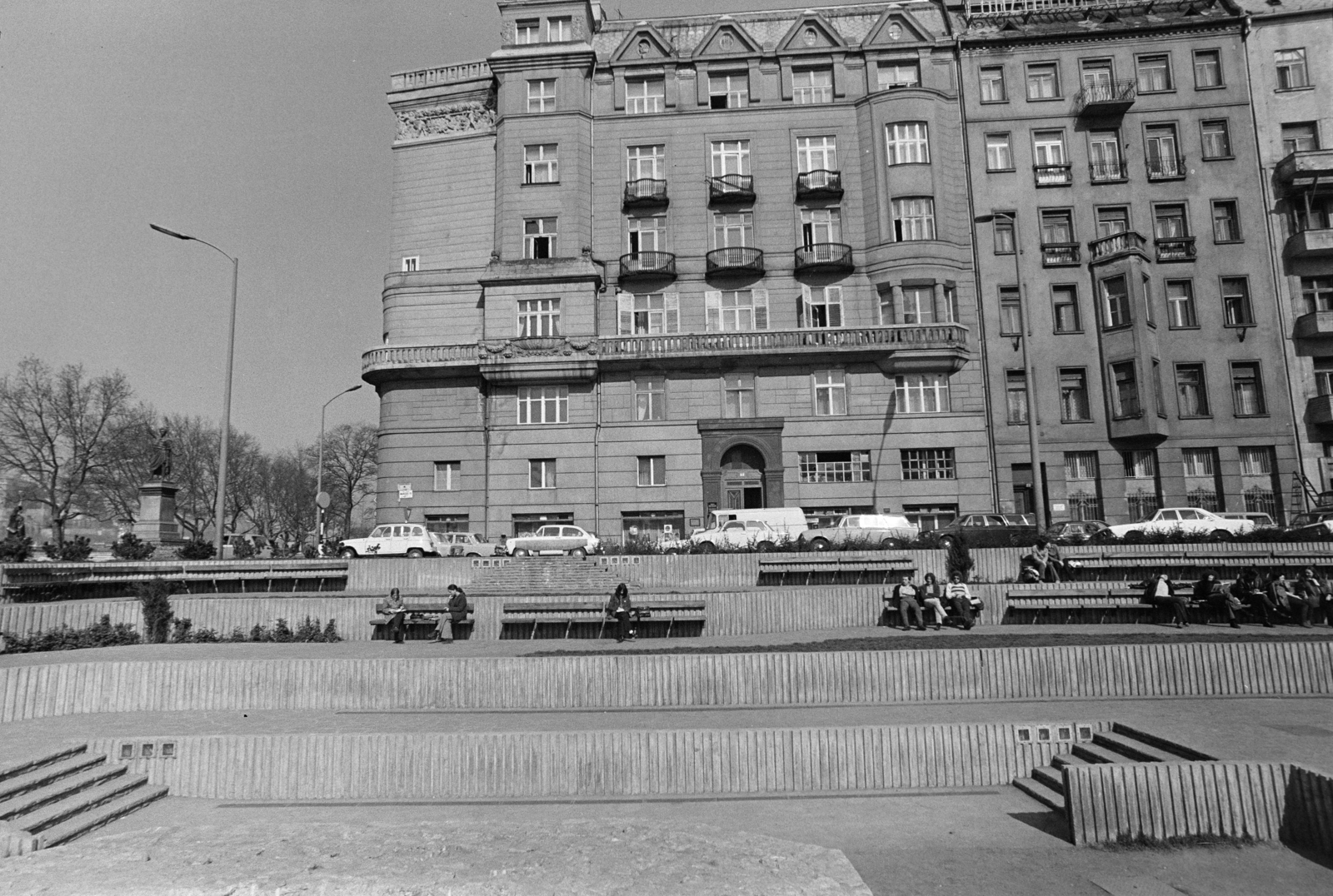 Magyarország, Budapest V., Március 15. tér, a római romterület (Contra-aquincum) bemutatóhely, háttérben a Petőfi tér sarkán a Pucher-bérpalota., 1975, Gothár Péter, Budapest, parkoló, Fortepan #216451