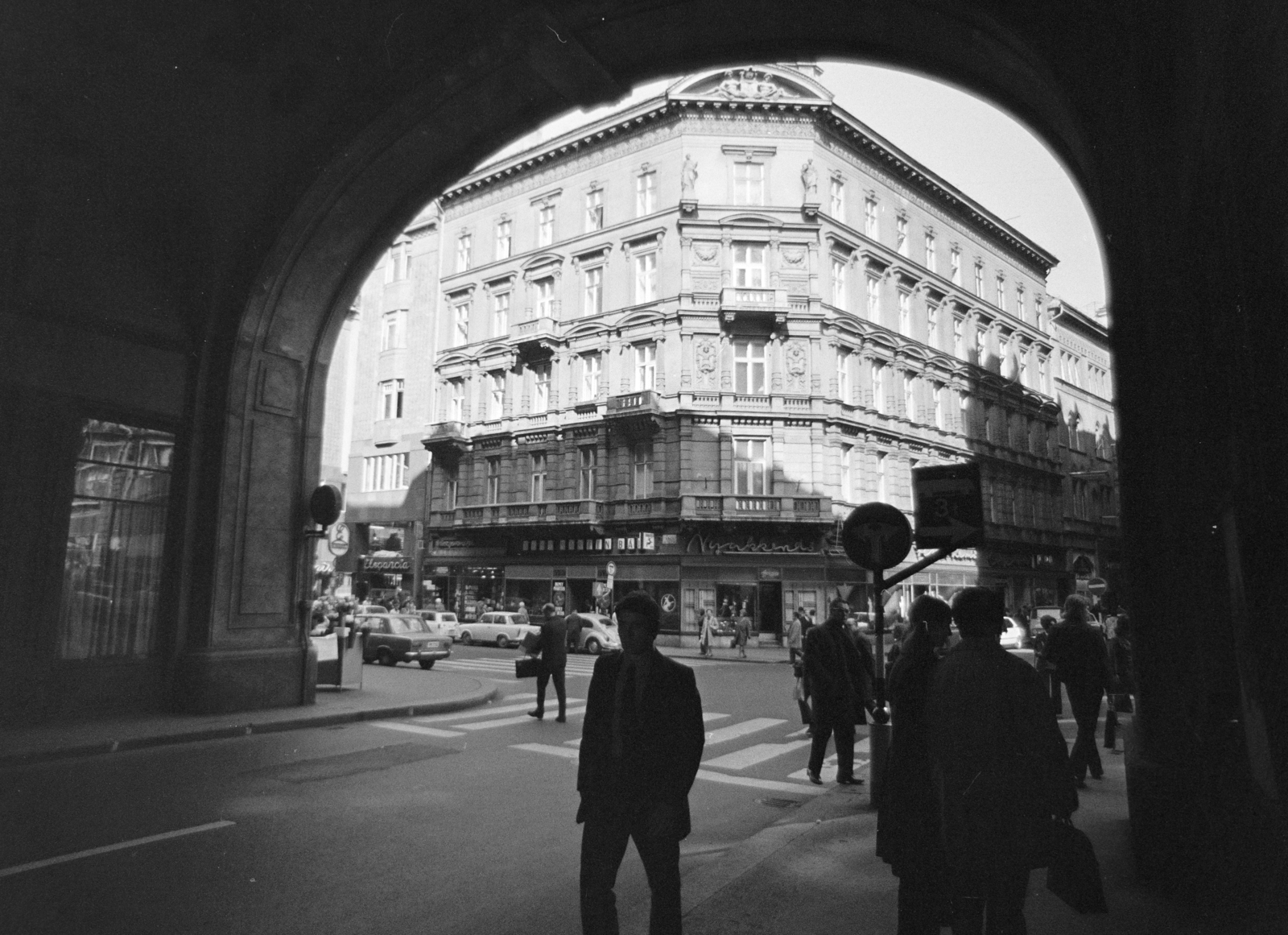 Magyarország, Budapest V., Piarista köz, szemben a Váci utca - Kígyó utca sarkán álló épület., 1973, Gothár Péter, Budapest, Fortepan #216459