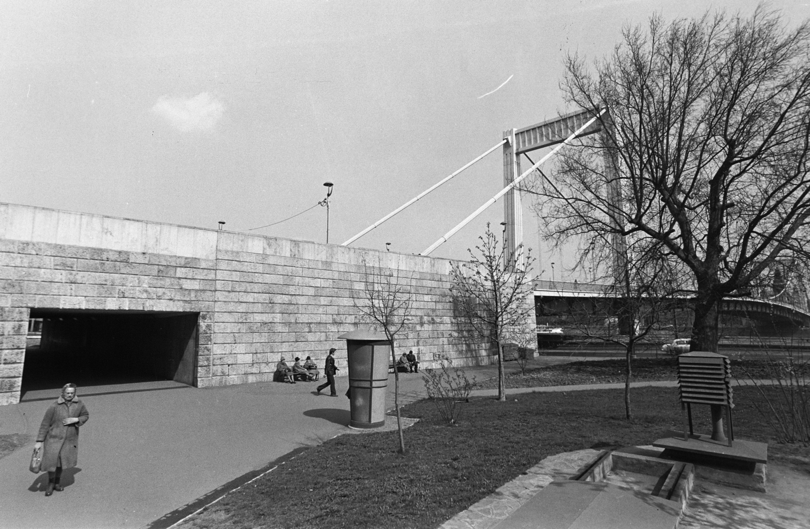 Hungary, Budapest I., Döbrentei tér, Erzsébet híd budai hídfő., 1973, Gothár Péter, Budapest, Fortepan #216464