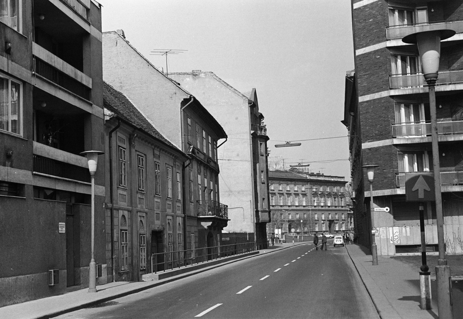 Hungary, Budapest I., Döbrentei utca, szemben az Ybl Miklós téren a Várkert Bazár lakóépületei láthatók., 1975, Gothár Péter, Budapest, Fortepan #216468