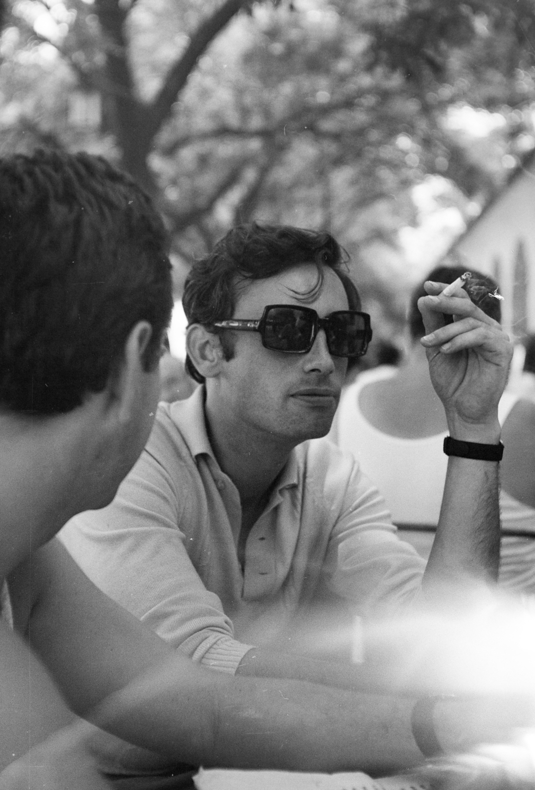 Hungary, Hortobágy, a felvétel a Kilenclyukú hídnál álló Hortobágyi Csárdánál készült, 1970, Gothár Péter, smoking, man, shades, Fortepan #216530
