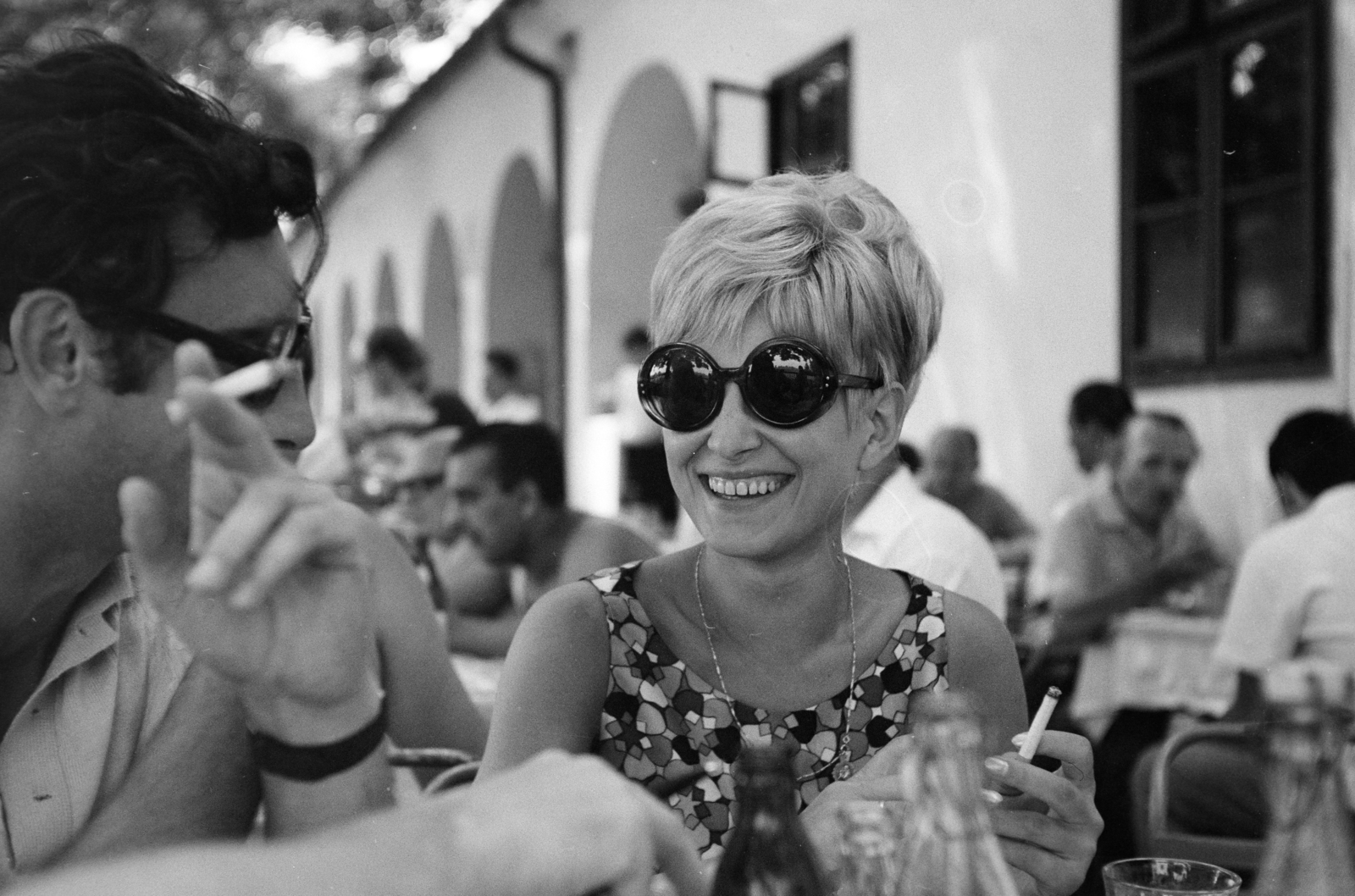 Hungary, Hortobágy, a felvétel a Kilenclyukú hídnál álló Hortobágyi Csárdánál készült, 1970, Gothár Péter, shades, hairdo, terrace, smile, smoking, lady, Fortepan #216532