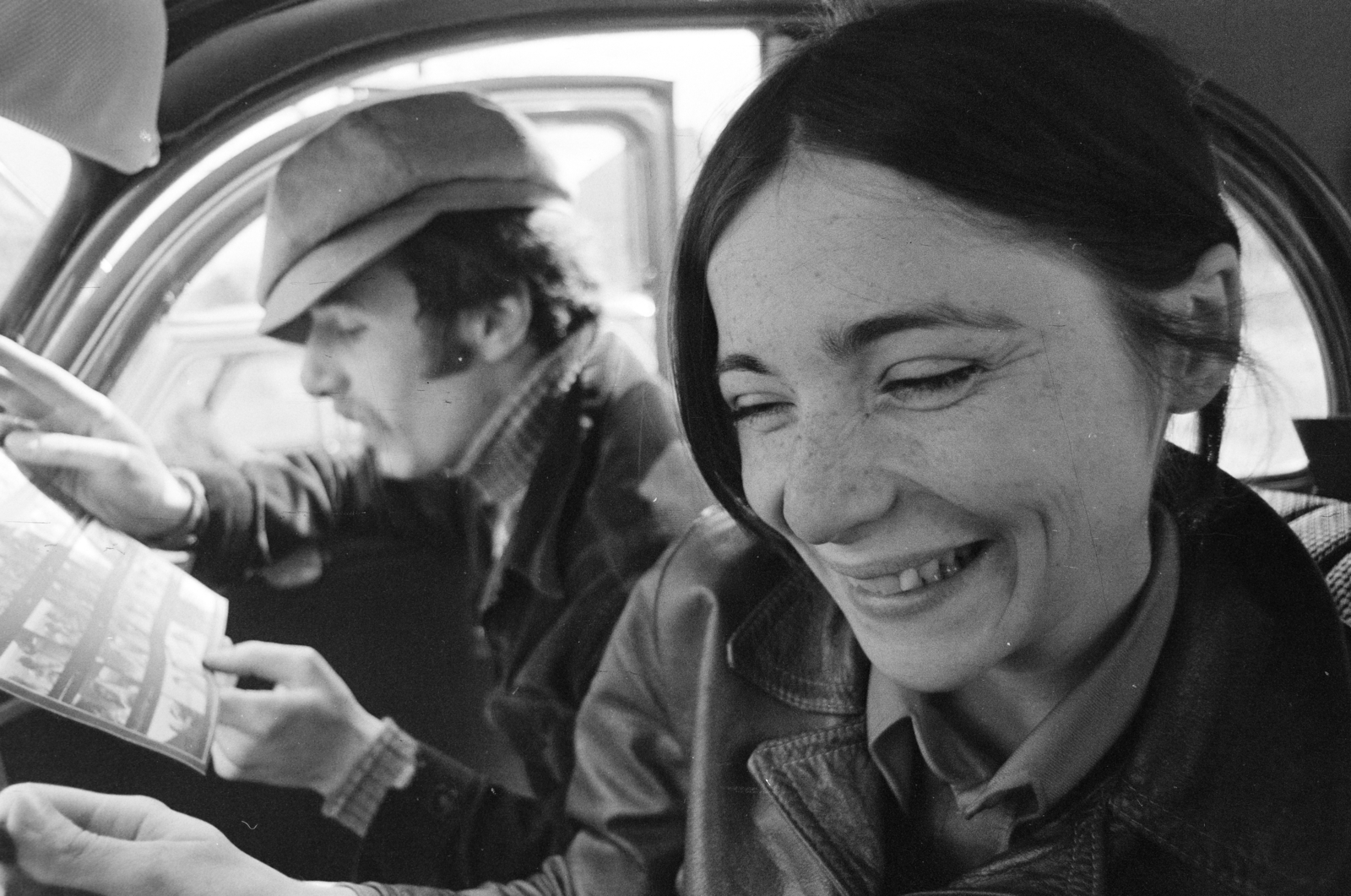 Magyarország, előtérben Szabó Ildikó színésznő, későbbi filmrendező, jelmeztervező., 1974, Gothár Péter, Citroen 2CV, mosoly, lány, járműbelső, Fortepan #216559