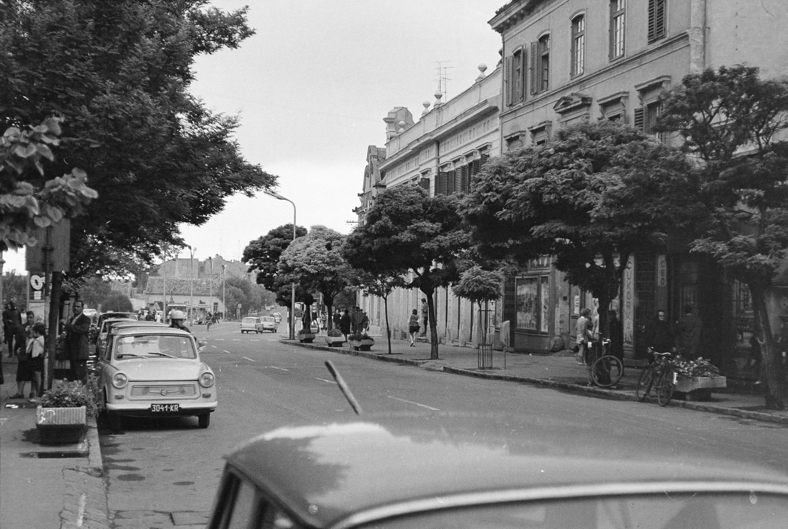 Hungary,Lake Balaton, Keszthely, Kossuth Lajos utca, szemben a Városház utca - Széchenyi utca közötti házsora, balra a Fő tér., 1974, Gothár Péter, Fortepan #216596
